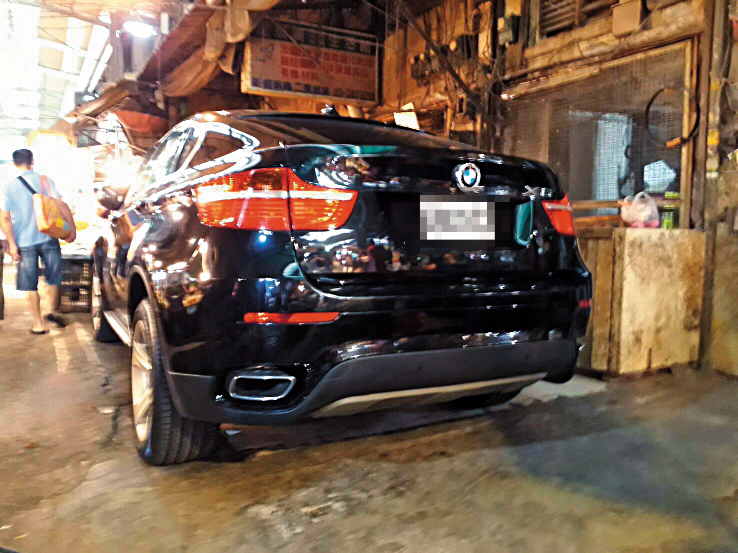 攤商不願繳交租金，郭明豪等人就用車輛強占攤位，不讓攤商做生意。