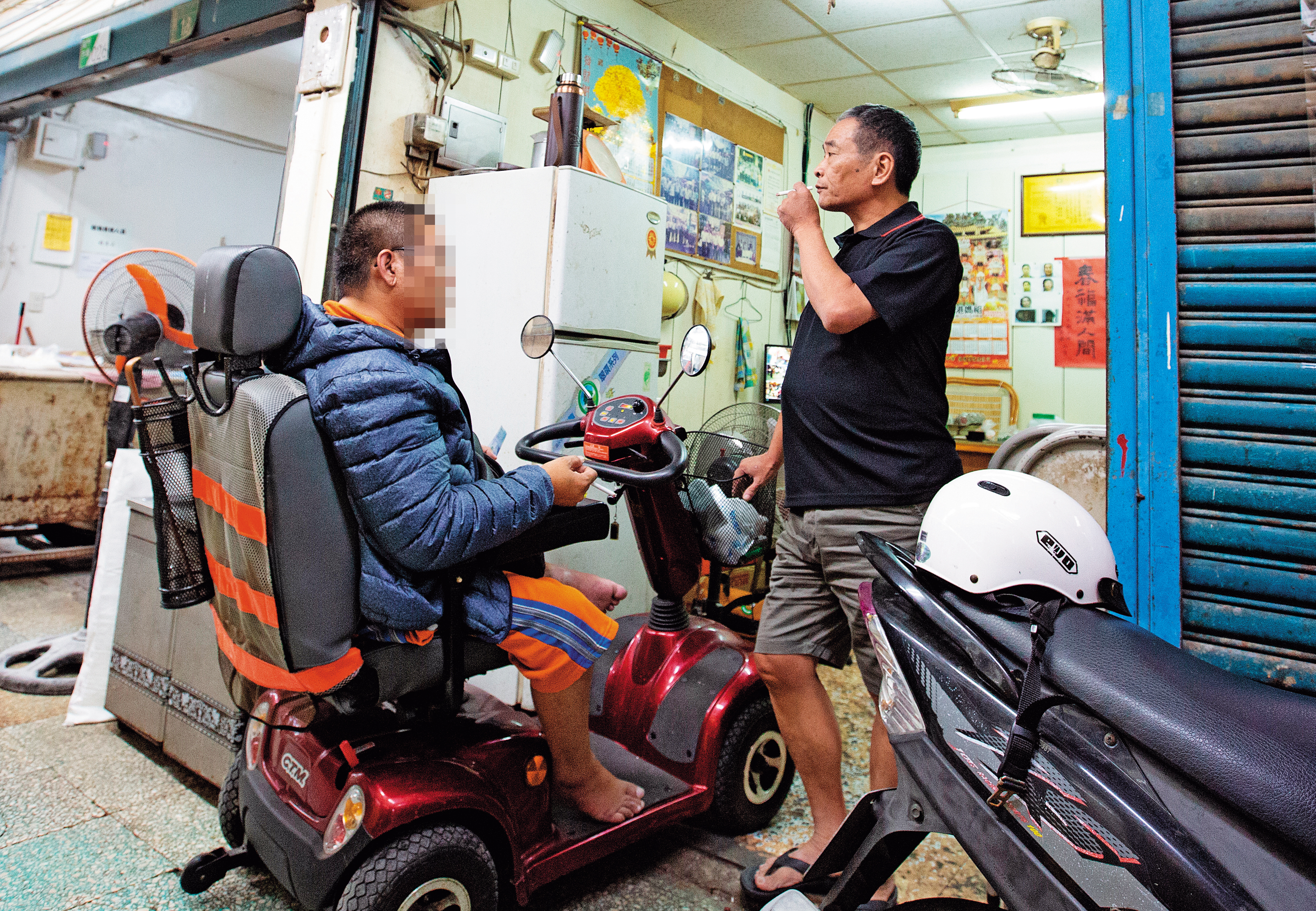 攤販自治會長蔡泓宗（右）為虎作倀，要求攤商林先生（左）與惡霸協商租金。