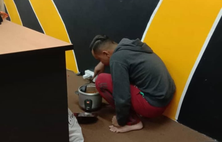 員工下班才在公司煮飯，老闆得知原因後大為感動。（翻攝自Azri Walter臉書）