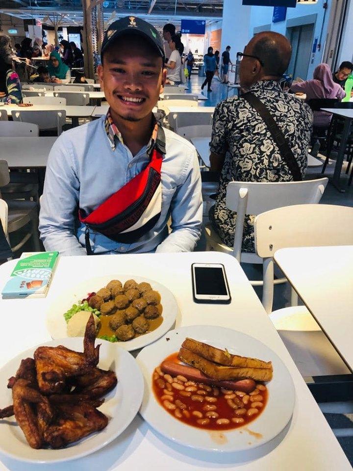 老闆請孝順的員工吃飯。(翻攝自Azri Walter臉書)