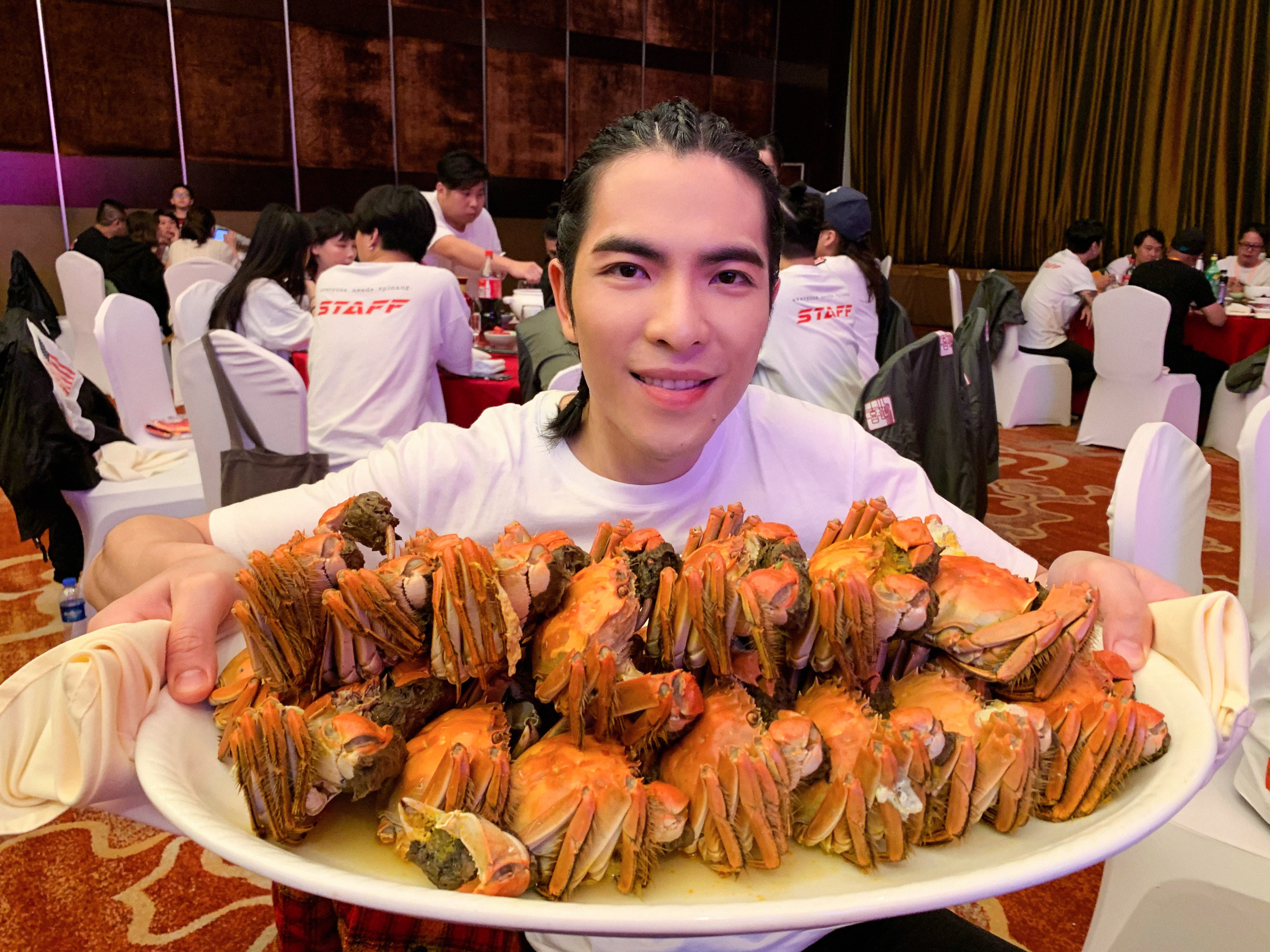 蕭敬騰在紹興時幾乎餐餐都大閘蟹，吃飽吃滿。（華納國際音樂提供）