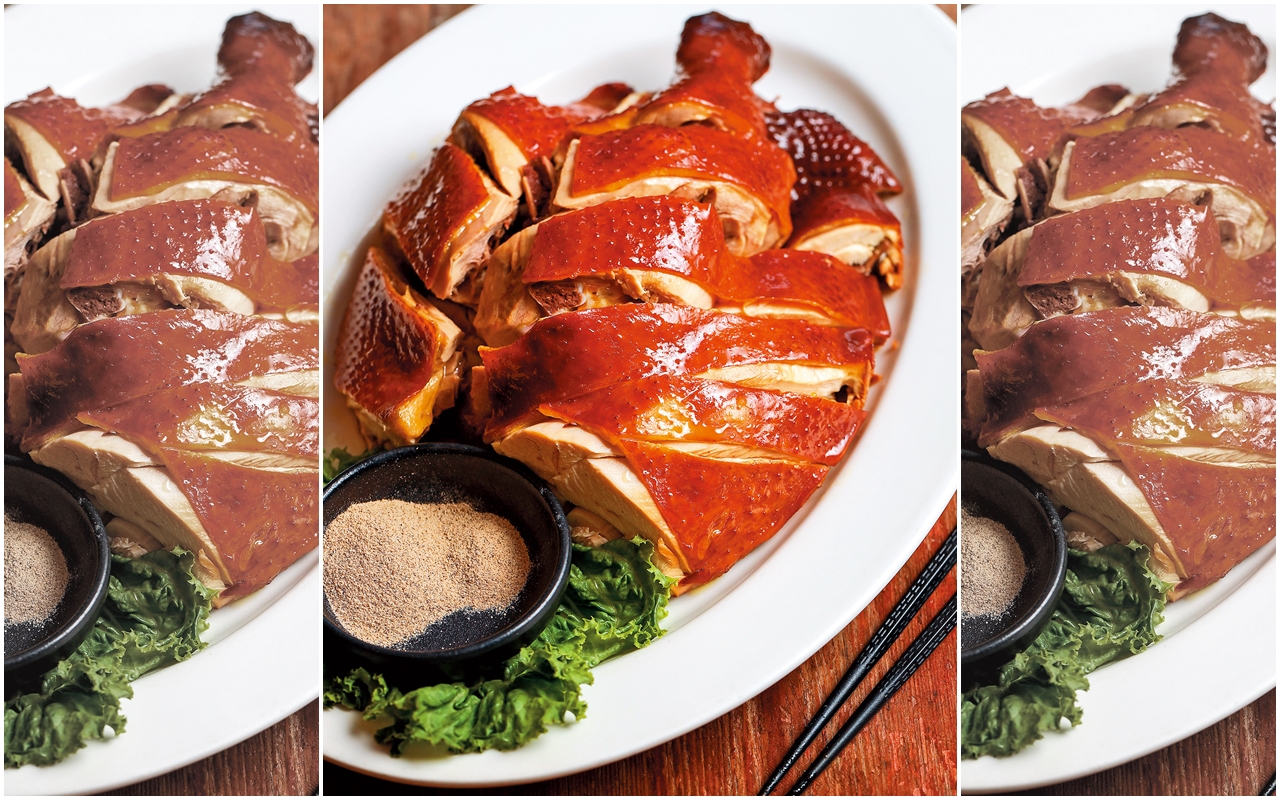 吃玉米放山養大的「茶香燻雞」，表皮滿溢茶香，口感結實。（420元／半隻，平日限量供應）