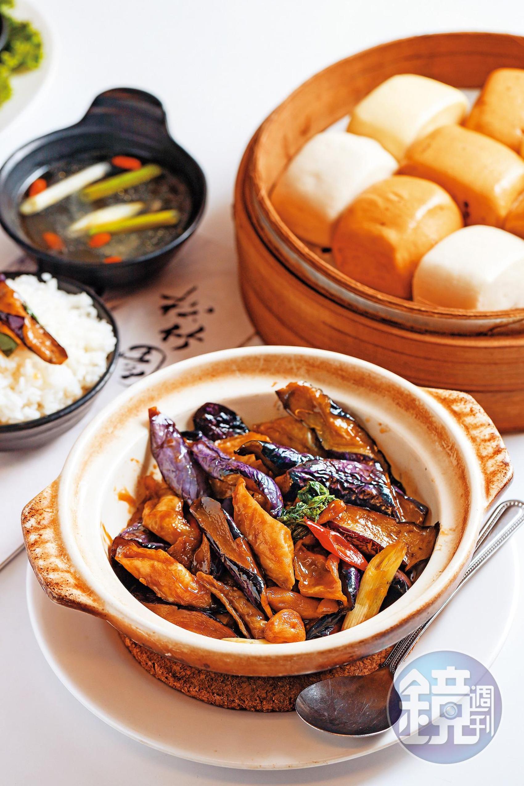 三杯口味的「大蒜茄腸煲」非常下飯。（300元／份，餐費滿500元送小饅頭1籠）