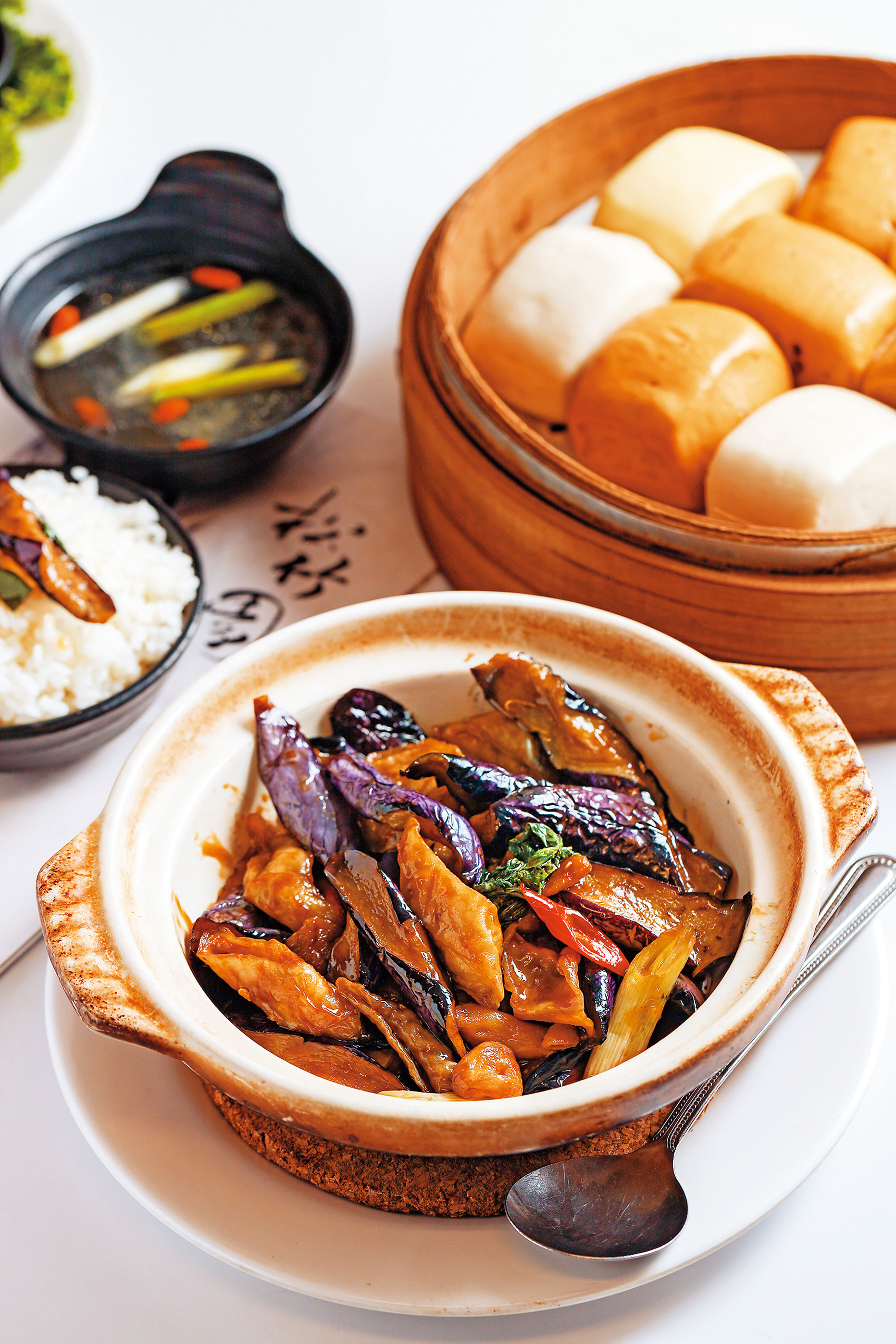 三杯口味的「大蒜茄腸煲」非常下飯。（300元／份，餐費滿500元送小饅頭1籠）