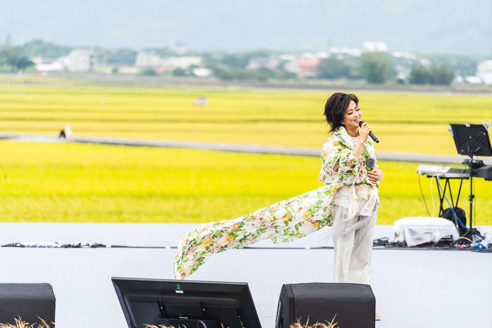 齊豫演唱前不忘為曲目加入池上特色。(台灣好基金會提供)