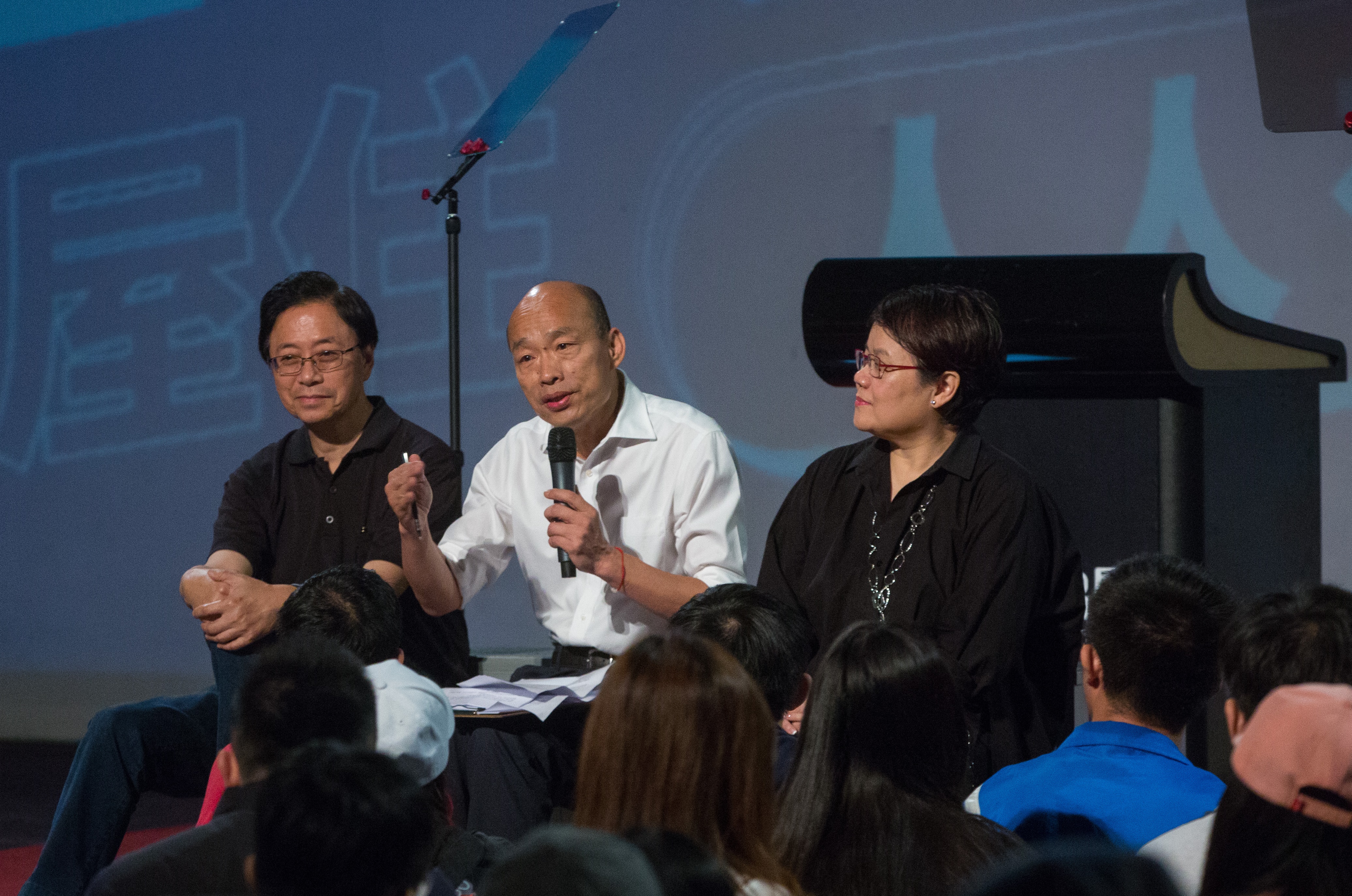 韓國瑜（中）昨舉辦「走出同溫層」青年政策論壇。