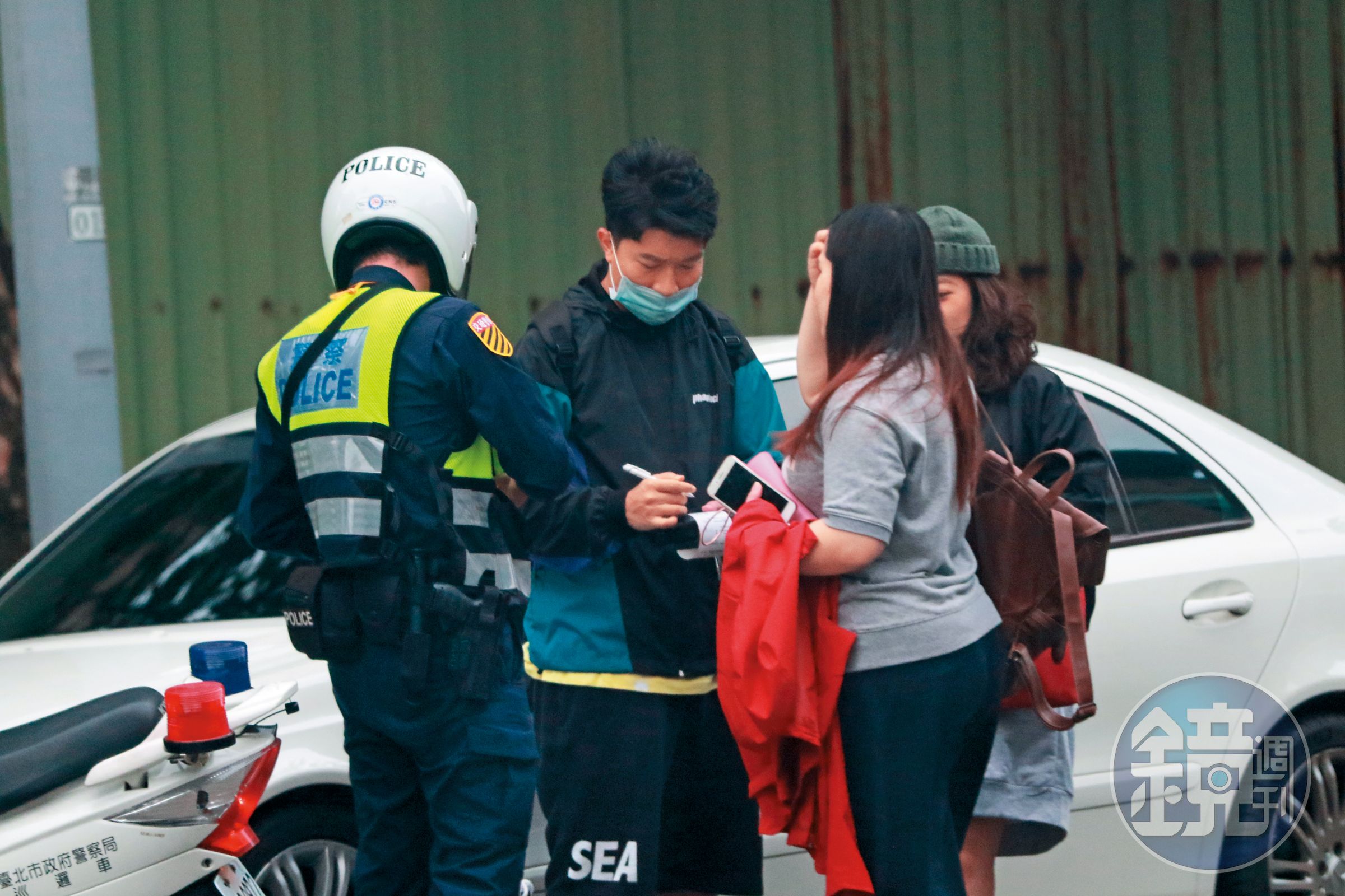10/23 16:37 在後面全程目睹他們違規穿越馬路的警察馬上攔截，當場要3人掏出身分證開罰。