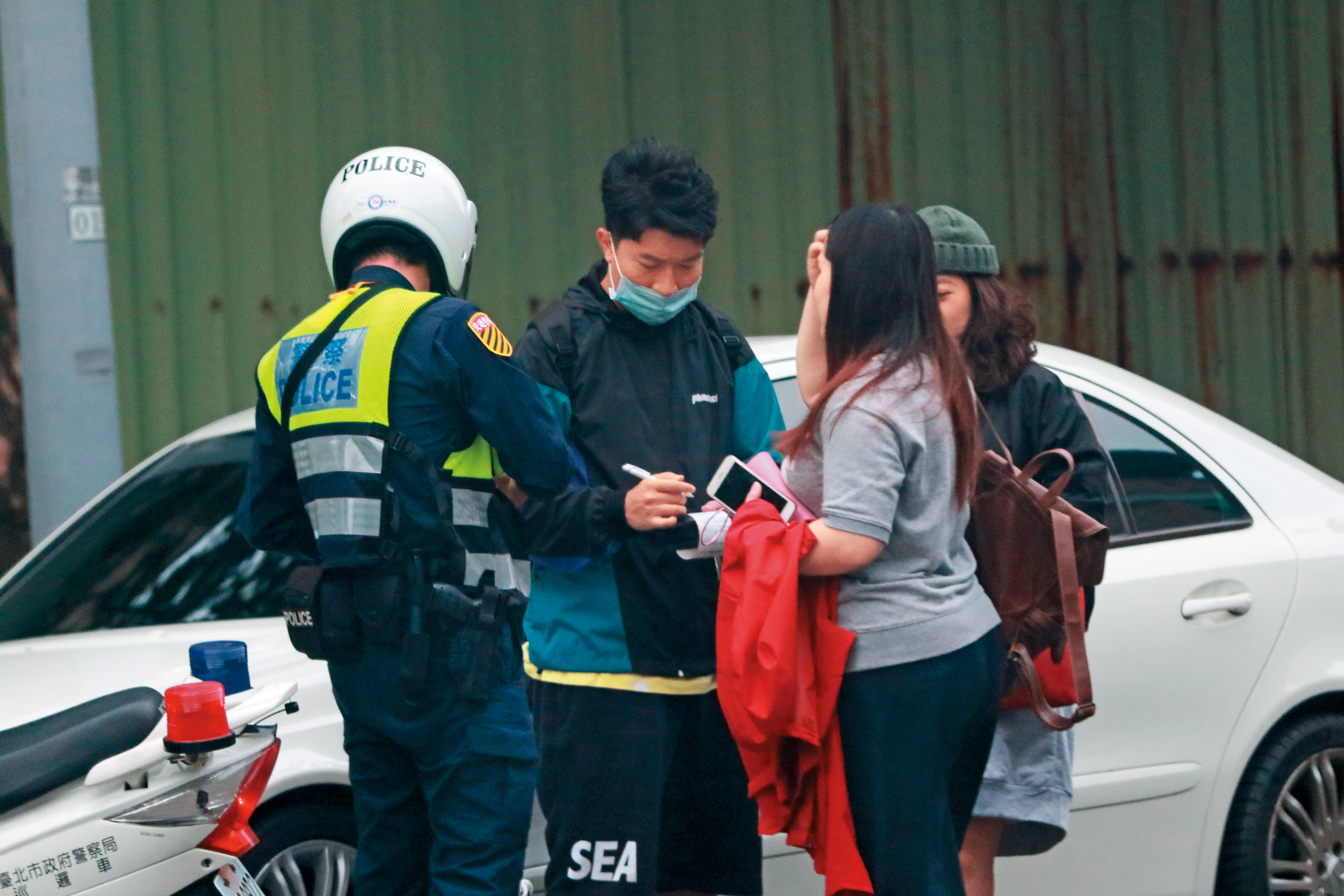 10/23 16:37 在後面全程目睹他們違規穿越馬路的警察馬上攔截，當場要3人掏出身分證開罰。
