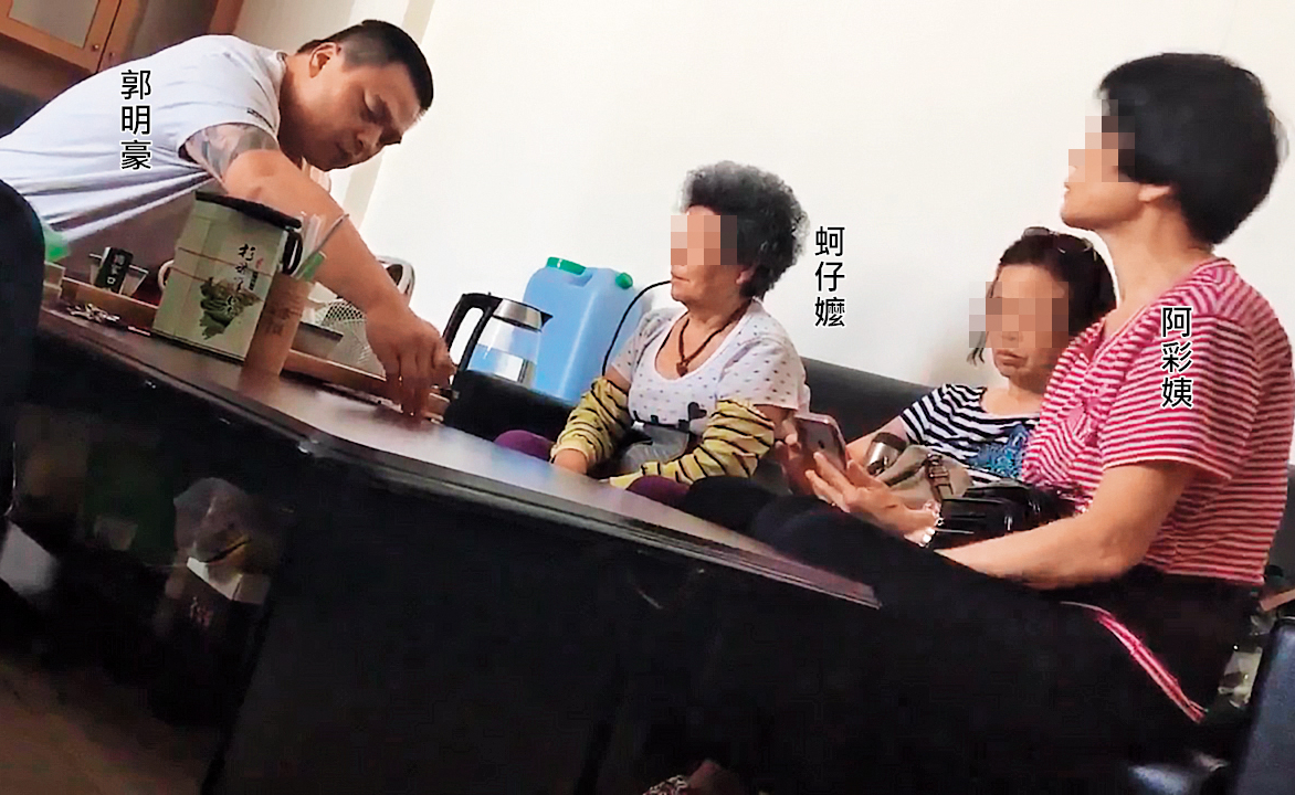 阿彩姨跟蚵仔嬤擺攤數十年，第一次碰到惡霸強索租金，相當害怕。（投訴人提供）