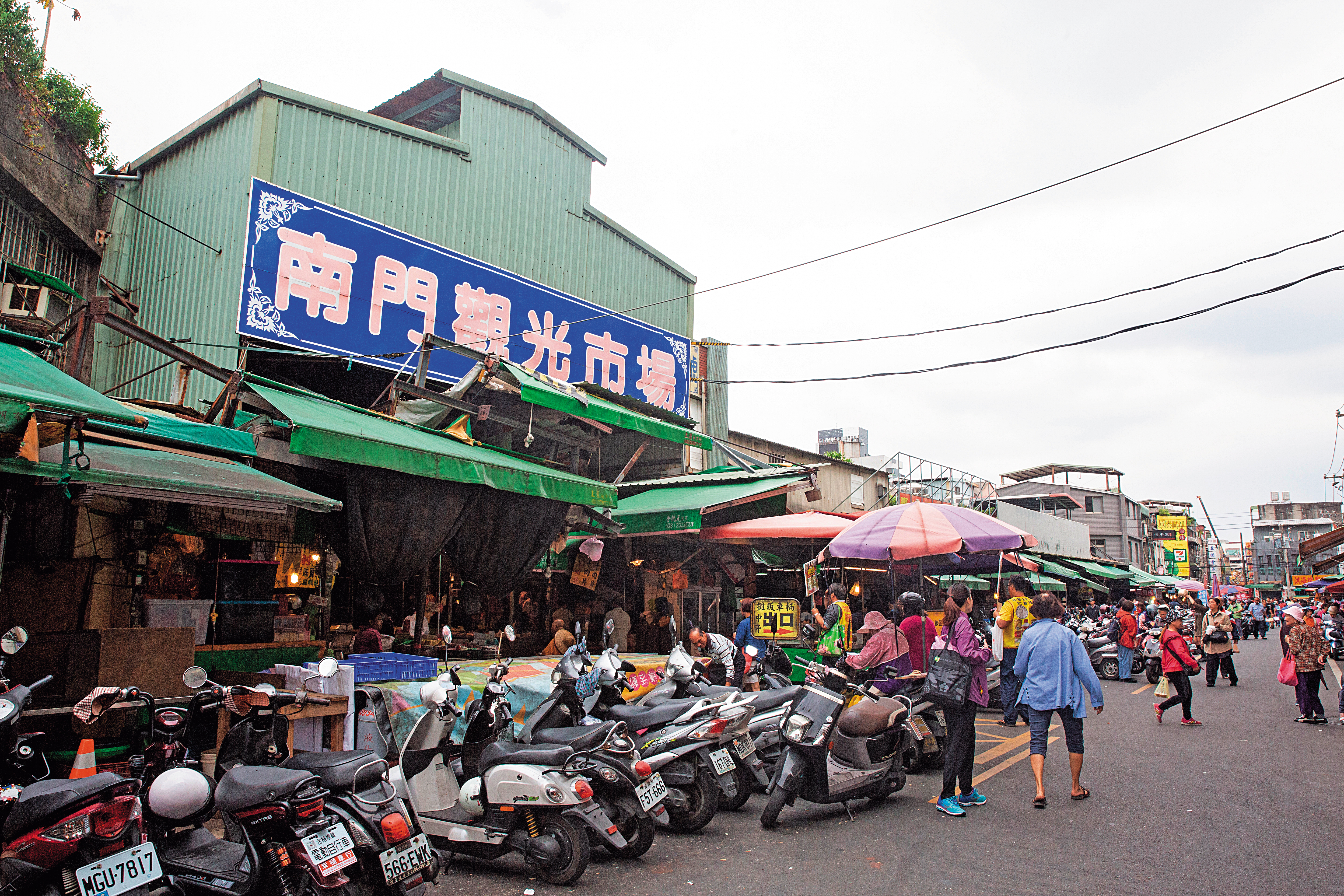 桃園南門市場外圍非法攤商生意比公營攤位好，政府卻管不了。