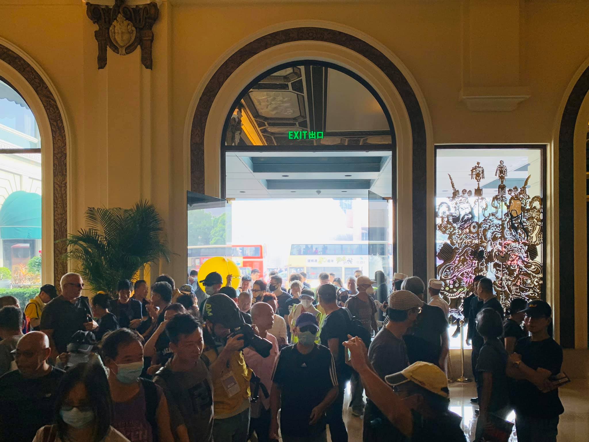 港警投擲多枚催淚彈，許多香港民眾進到半島酒店大廳避難。（翻攝自Johnny Chan Mactivity臉書）