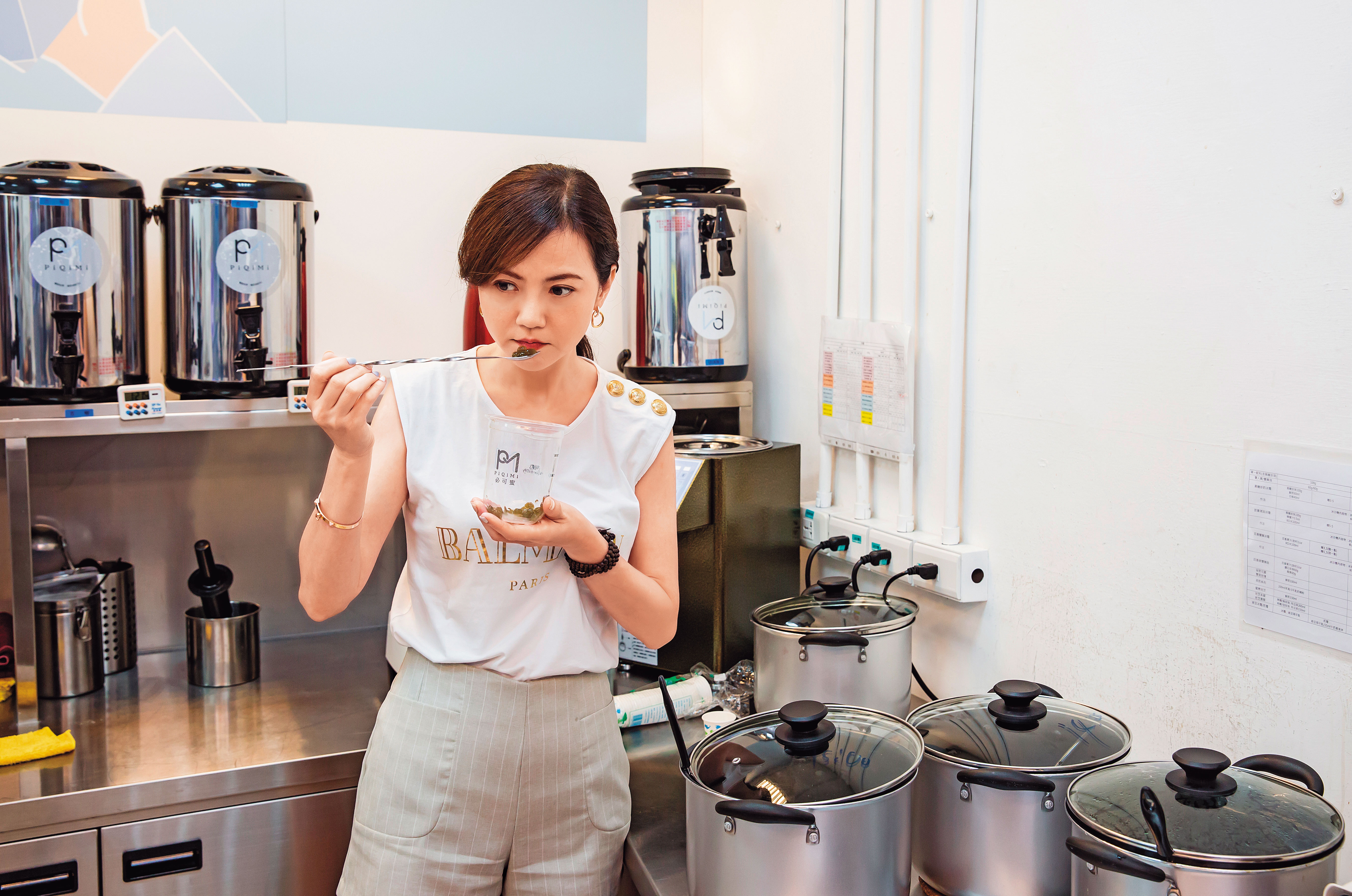 藝人簡沛恩自創品牌投入手搖茶飲市場，原本只是單純愛喝奶茶，現已變成懂原料的品管嘴。