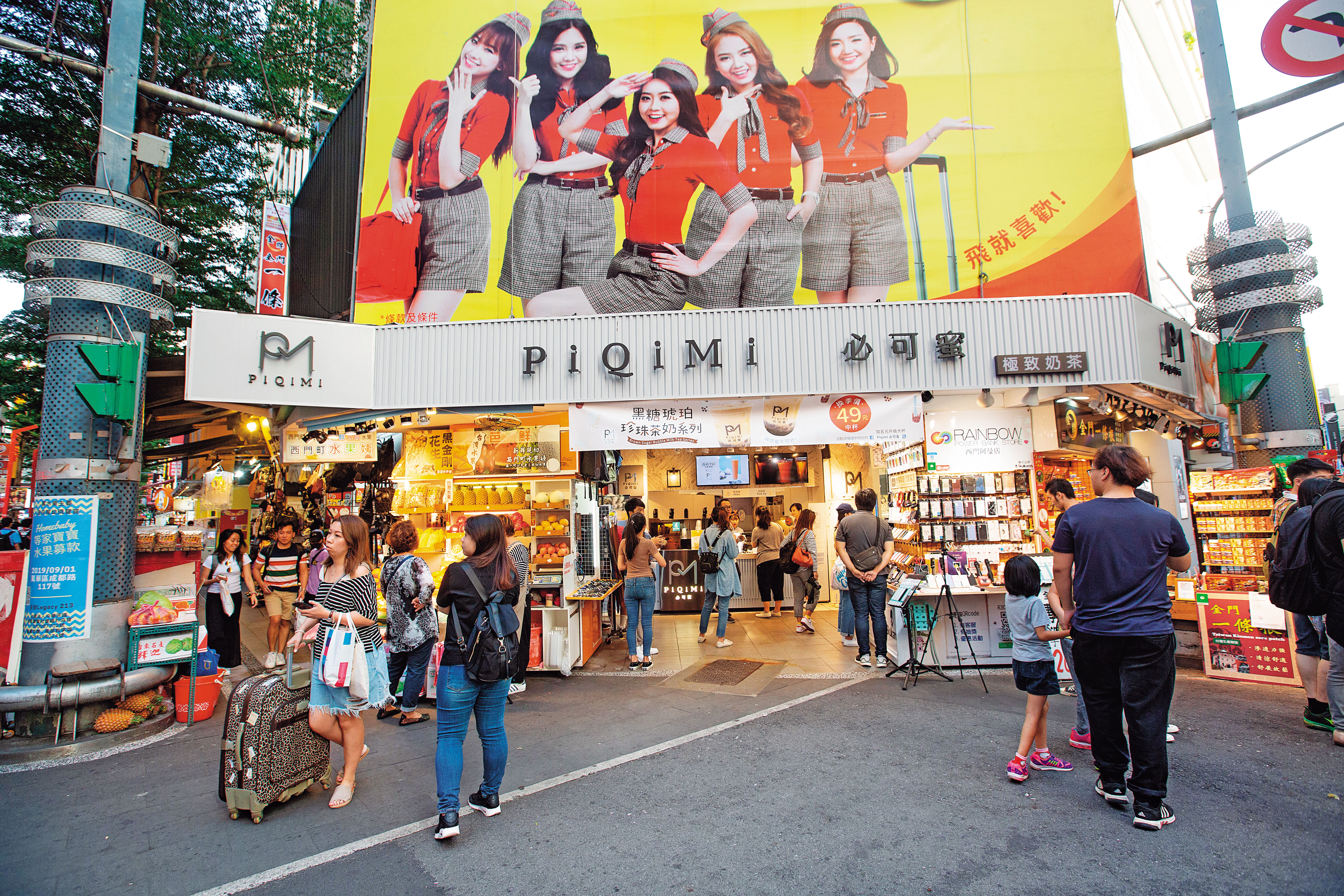  必可蜜位在西門町電影街對角的店面雖只有二坪大，但人潮不少。