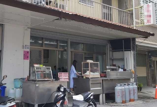 台東麵店老闆被指控重摔幼貓，卻稱抓貓手滑。（翻攝Google地圖）