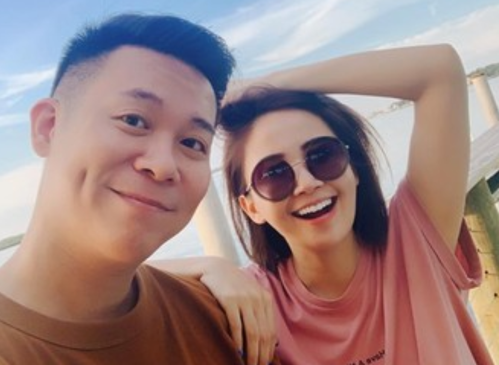 經常在臉書曬恩愛的鍾欣怡與製作人老公孫樂欣，日前在直播節目中坦承兩人曾有離婚念頭，嚇壞眾人。（翻攝自孫樂欣臉書）