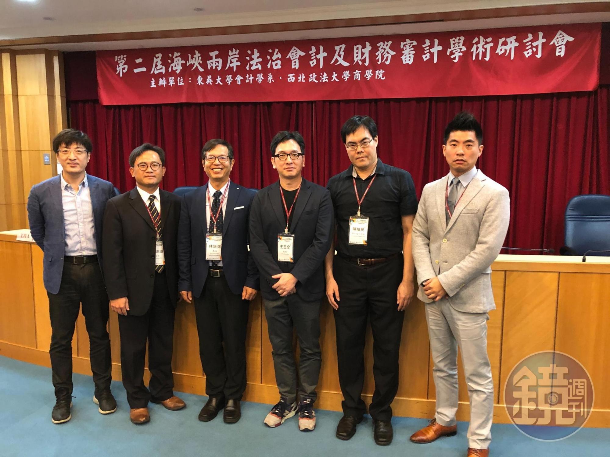兩岸公司法及會計審計制度近多有變革，防制日新月異的經濟犯罪手法，已成新市場環境的重大課題。圖為今日舉辦的兩岸會計及財務審計學行研討會。左一是經濟刑法學會祕書長、政大李聖傑教授。