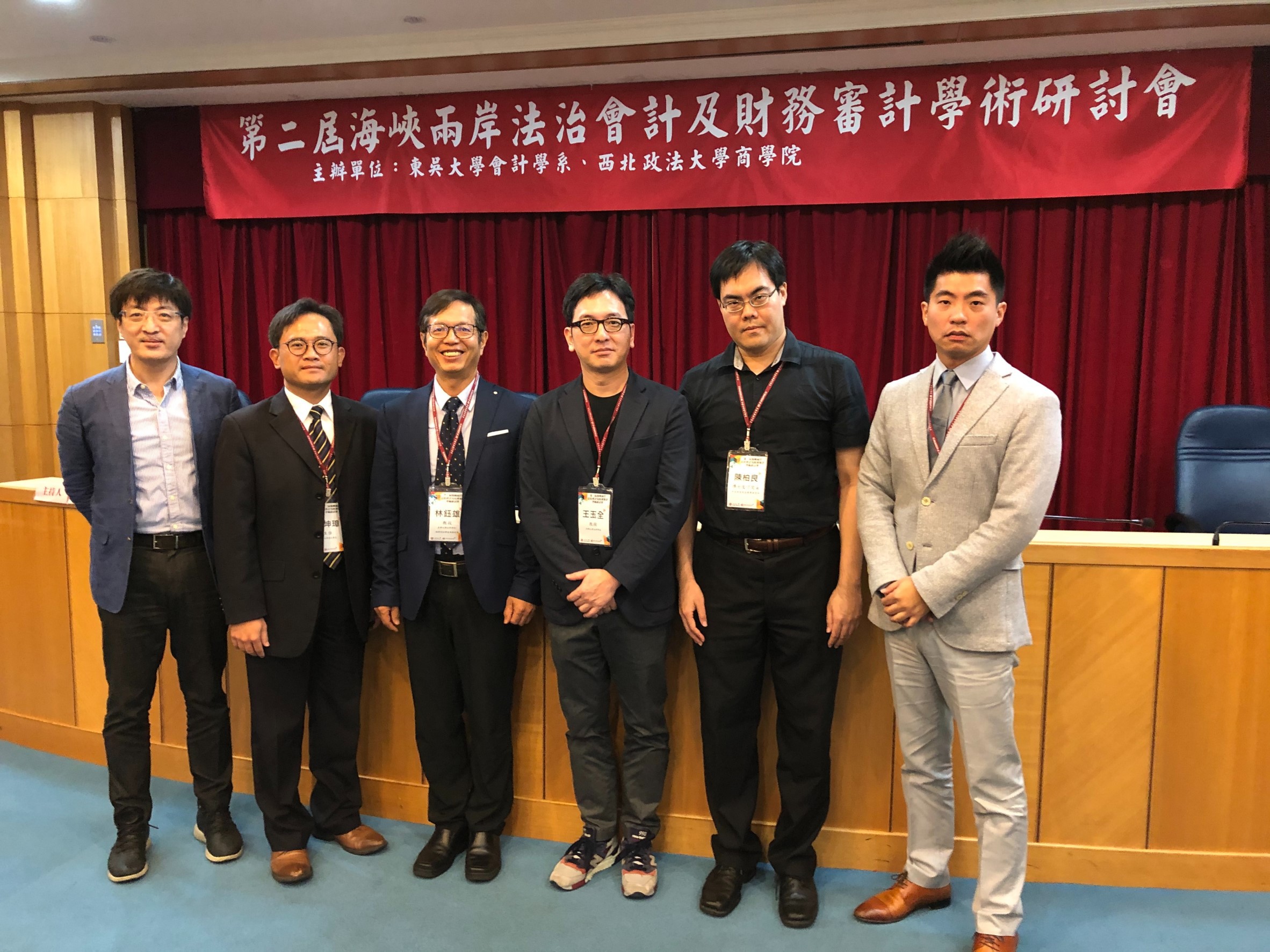 兩岸公司法及會計審計制度近多有變革，防制日新月異的經濟犯罪手法，已成新市場環境的重大課題。圖為今日舉辦的兩岸會計及財務審計學行研討會。左一是經濟刑法學會祕書長、政大李聖傑教授。