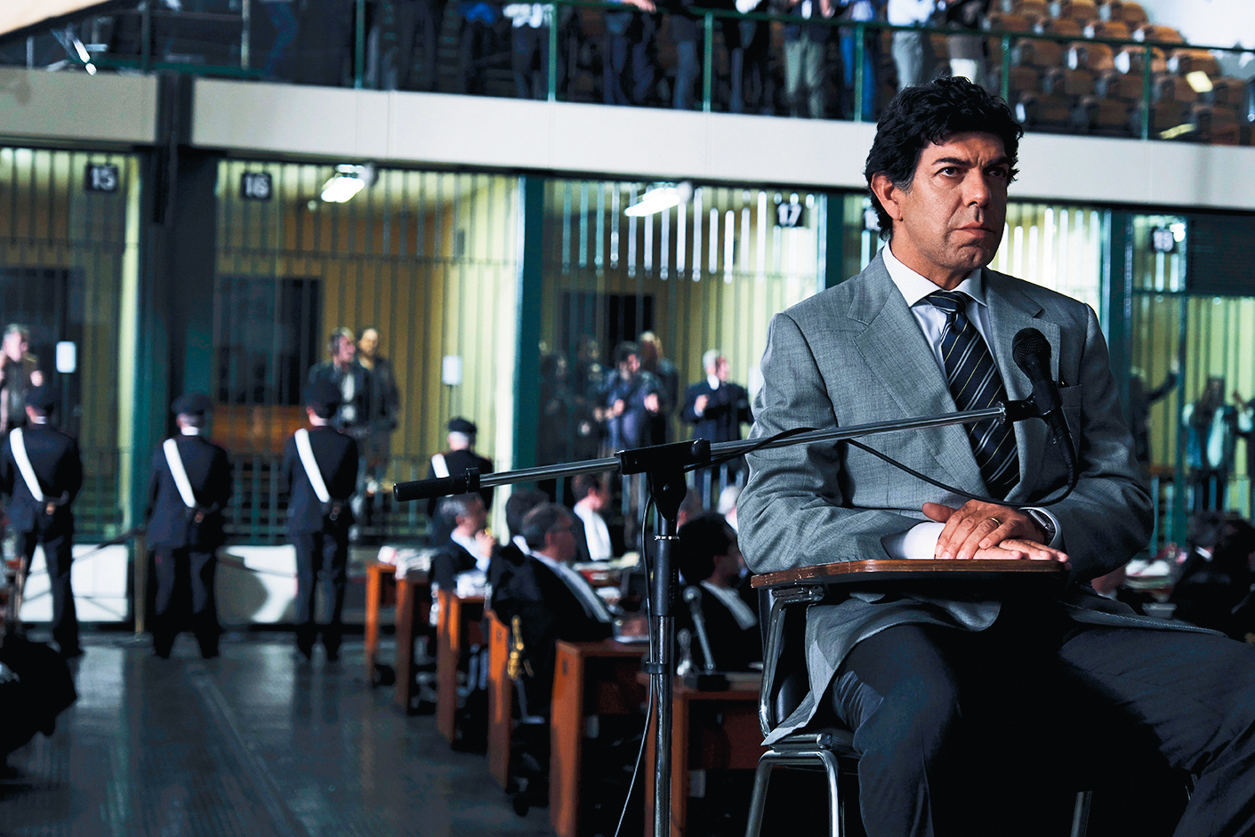 前黑手黨要員改任污點證人揭發腐敗的黑幫祕辛，導演用此真實故事檢視幫派精神變質，庭訊戲拍得超級精彩。（可樂提供）