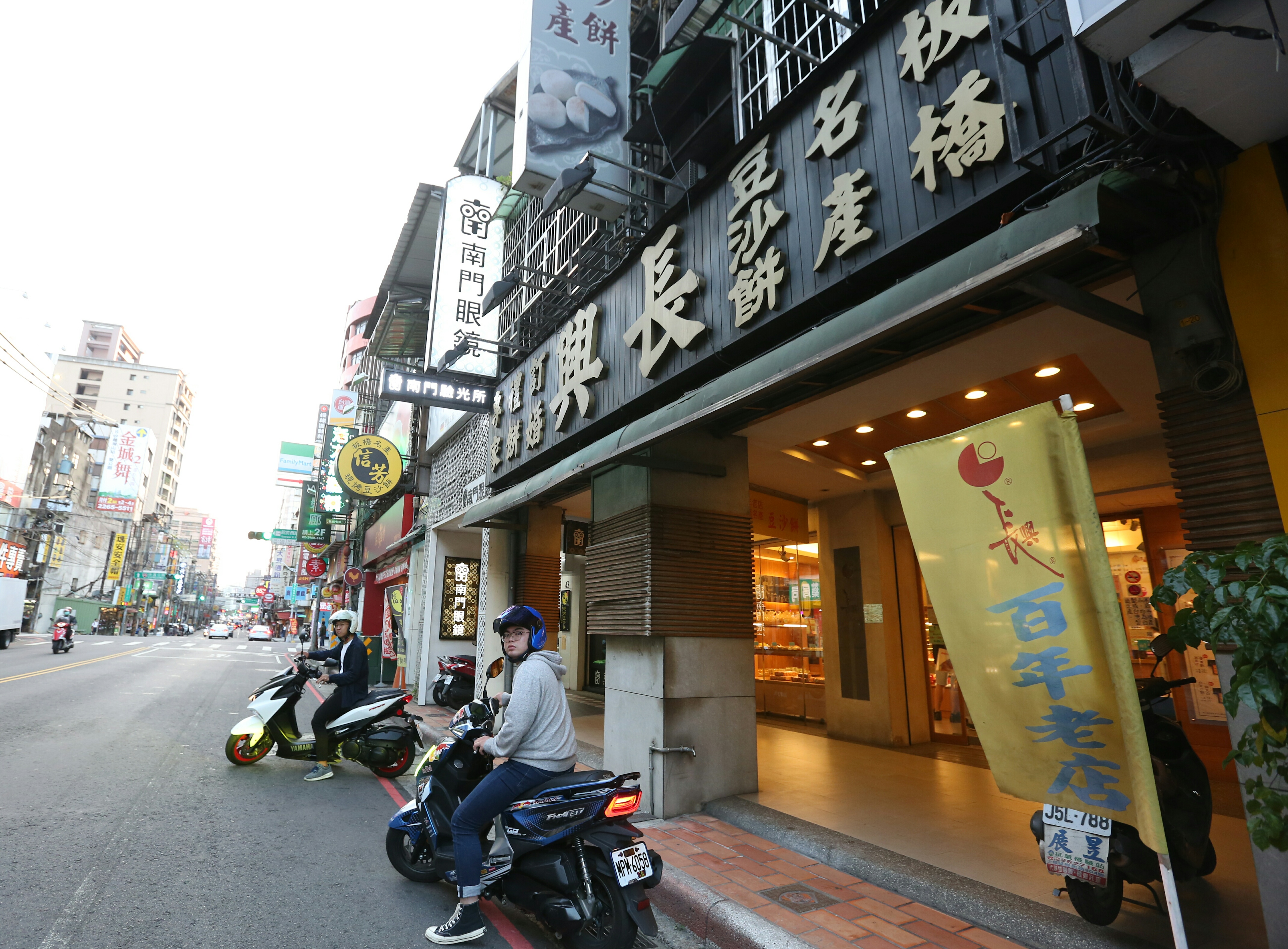 黃煒哲來自板橋的長興餅店家族，相對優渥的條件也讓他比別人更敢做夢。