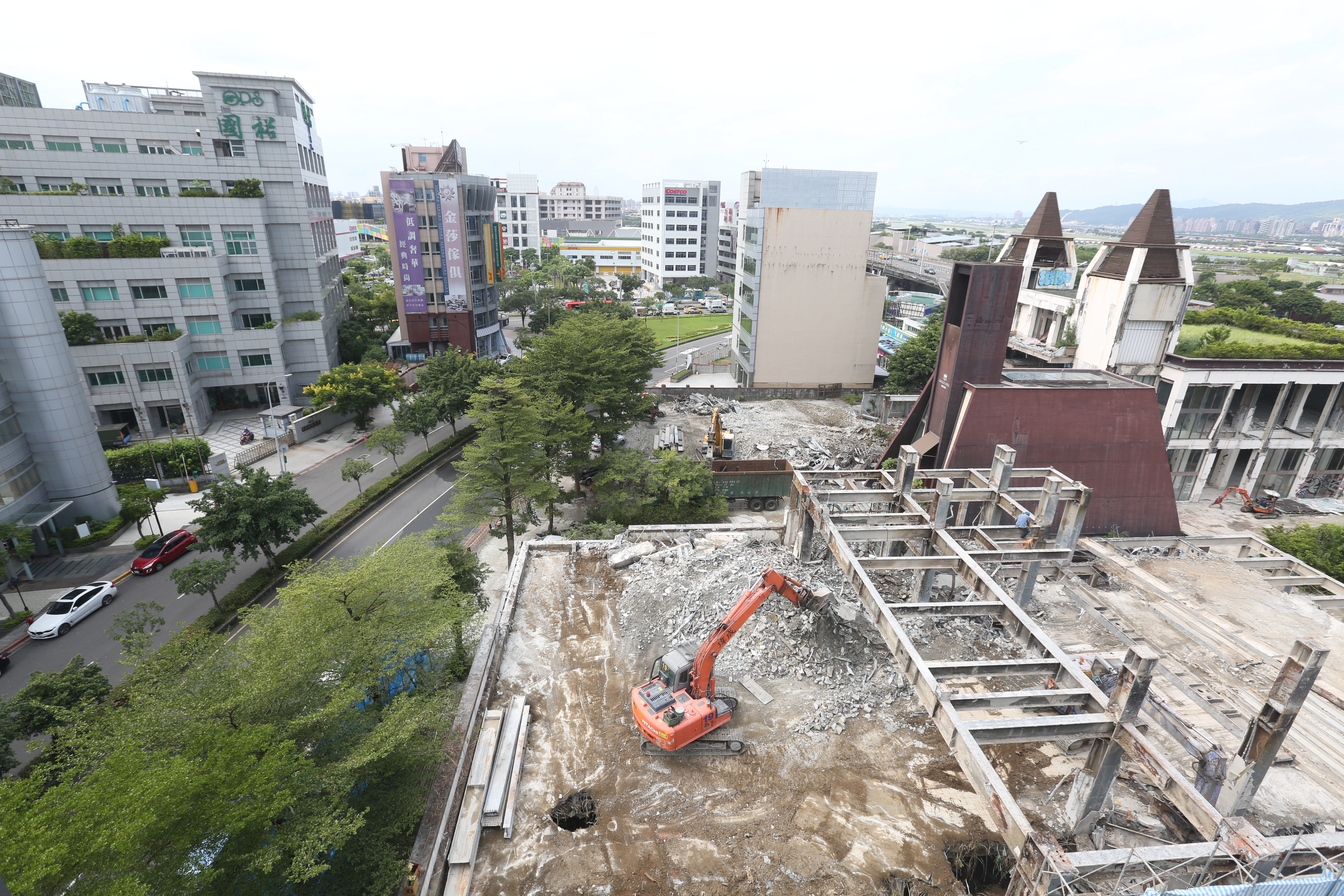 麗庭莊園所在位置的地主甚多，其中以陳姓家族最關鍵。