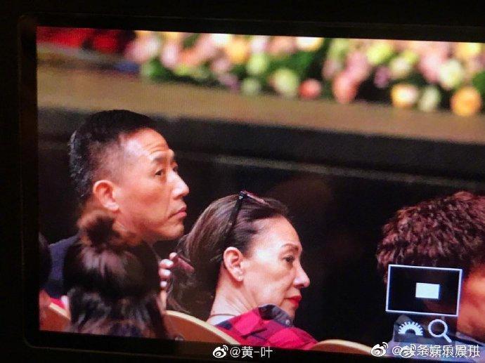 唐鶴德現身上海觀看京劇《霸王別姬》,模樣帥氣。(新浪娛樂微博)