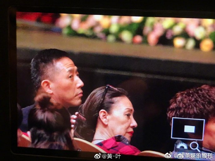 唐鶴德現身上海觀看京劇《霸王別姬》，模樣帥氣。（新浪娛樂微博）