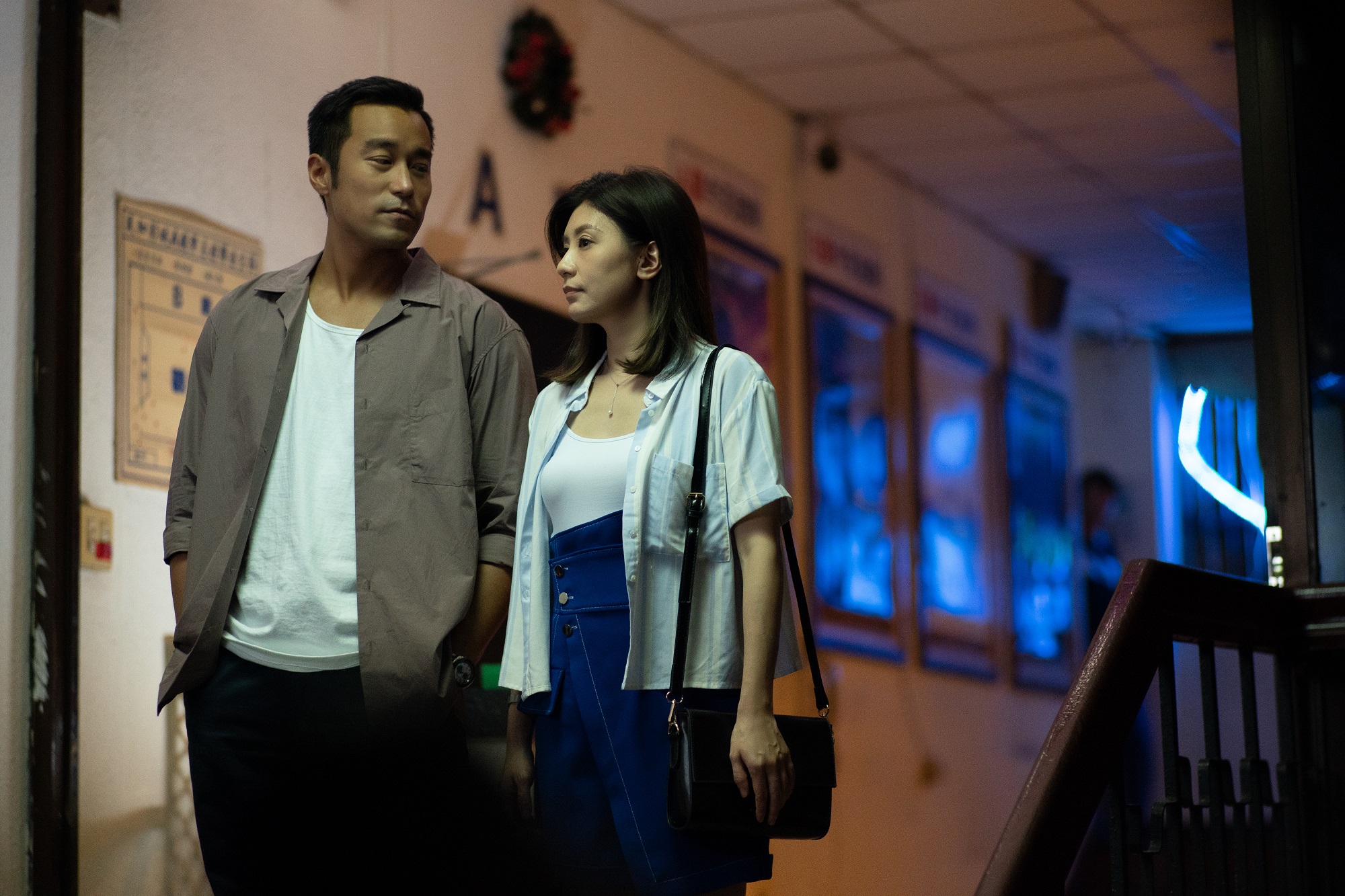 圖說張孝全（左）、賈靜雯在《罪夢者》被迫分開兩地的情侶。（Netflix提供）