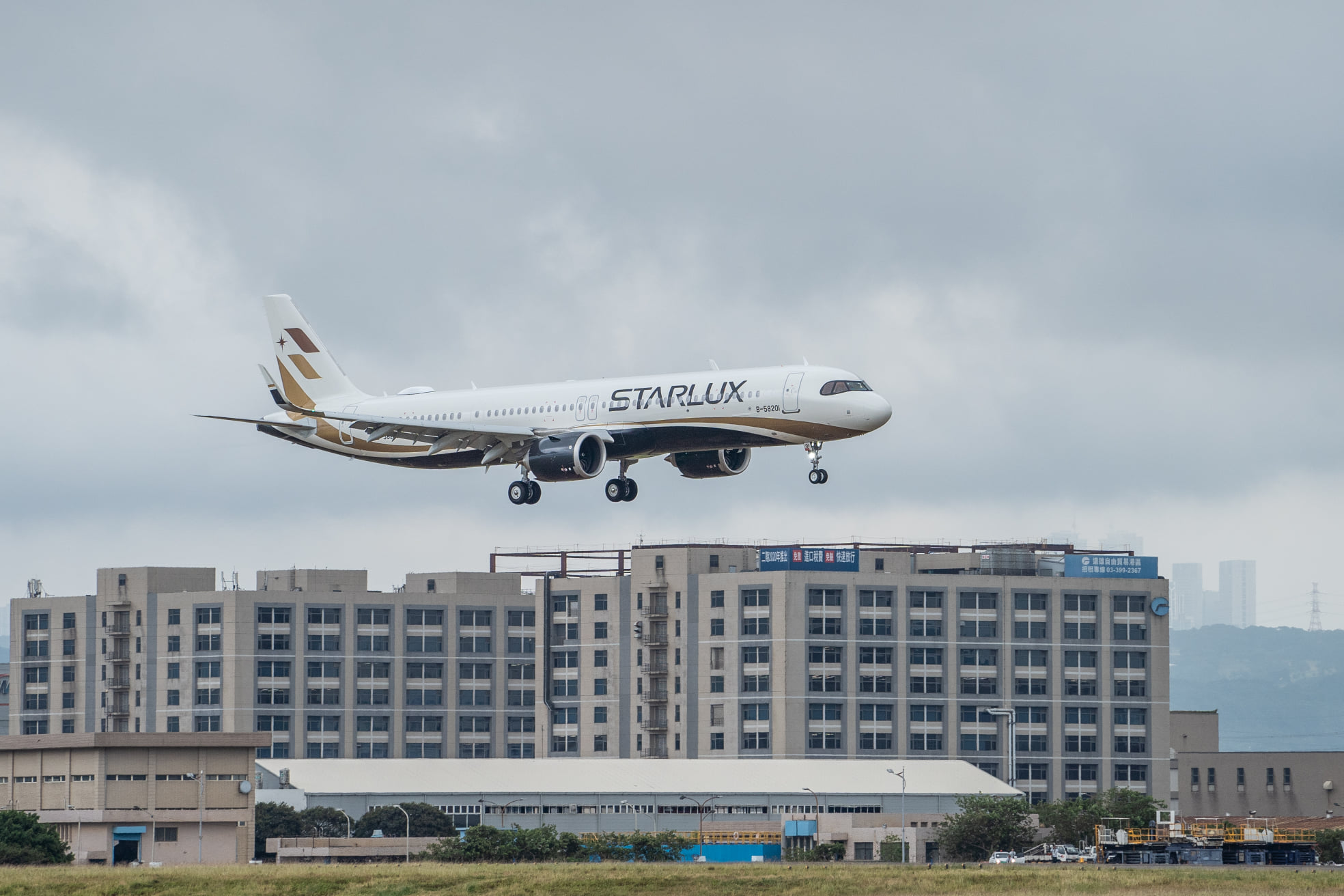 A321neo新機選用星宇航空企業識別色玫瑰金、曜石灰及大地金展現品牌形象。（翻攝星宇航空臉書）