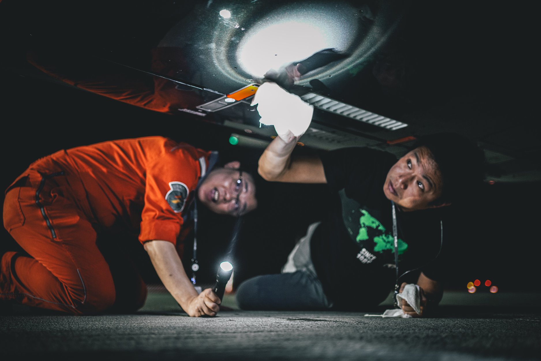 張國煒深夜和工作人員一起檢查飛機狀況，民眾大讚專業。（翻攝星宇航空臉書）