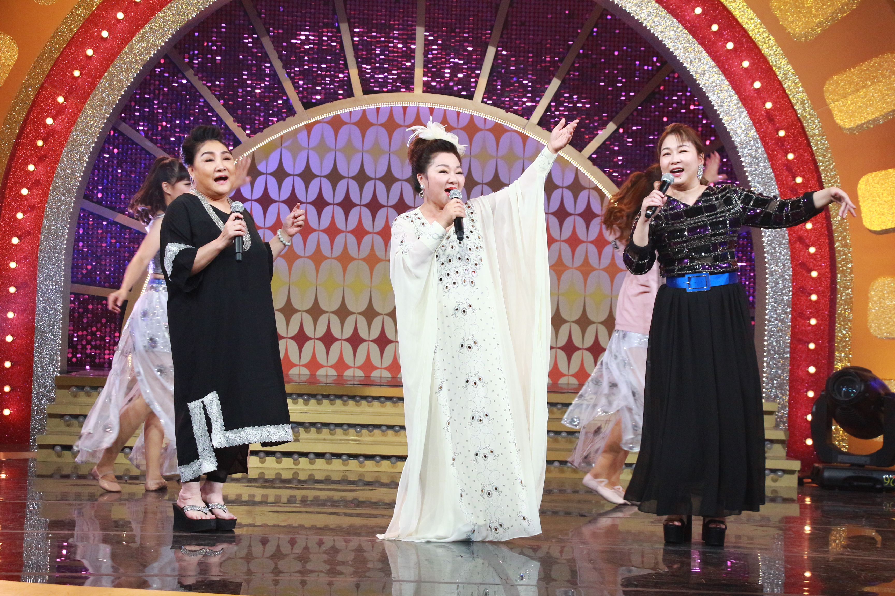 白冰冰、陳盈潔日前齊登年代《MUCH金點秀》獻唱。（年代提供）