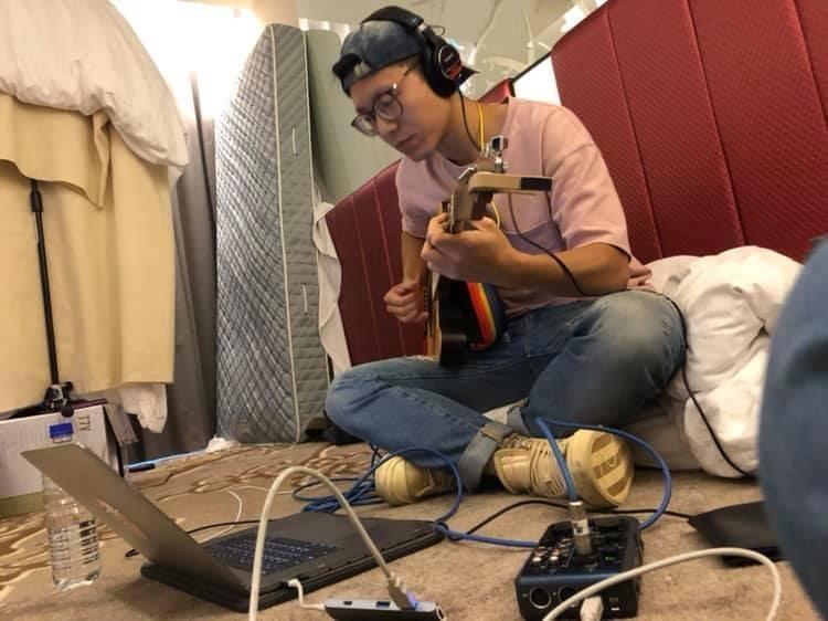 韋禮安參與今年國際音樂創作營，在房內和其它創作者激盪創作火花。（翻攝自陳鈺羲臉書）