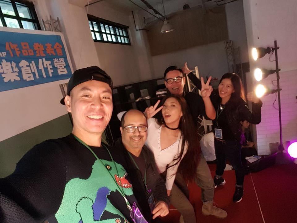 Jeff Bova（左2）來台參與音樂創作營，與倪子岡（左起）、林愷倫、嚴云農、王美蓮等音樂人合作。（翻攝自Jeff Bova臉書）