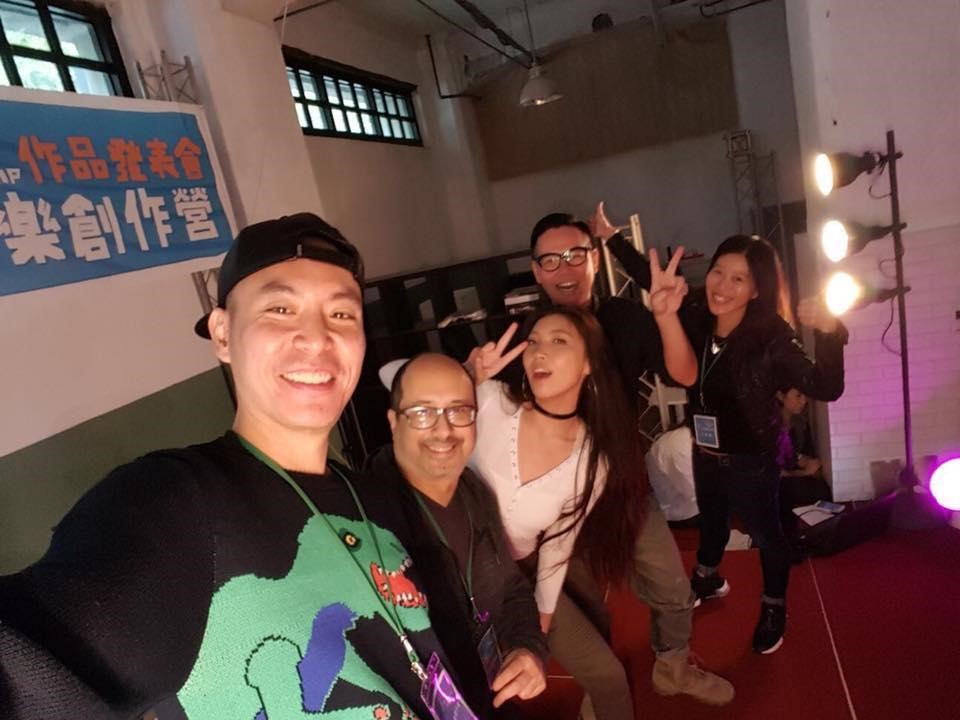Jeff Bova（左2）來台參與音樂創作營，與倪子岡（左起）、林愷倫、嚴云農、王美蓮等音樂人合作。（翻攝自Jeff Bova臉書）