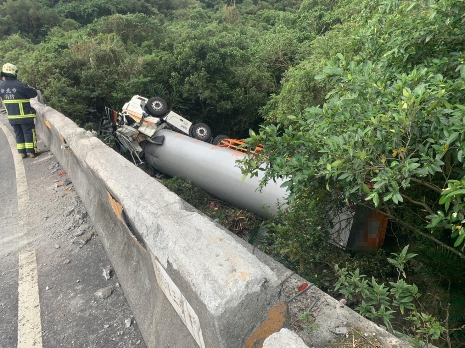 一部裝載液態氮槽車在貢寮區台2線彎道摔落邊坡。（翻攝畫面）