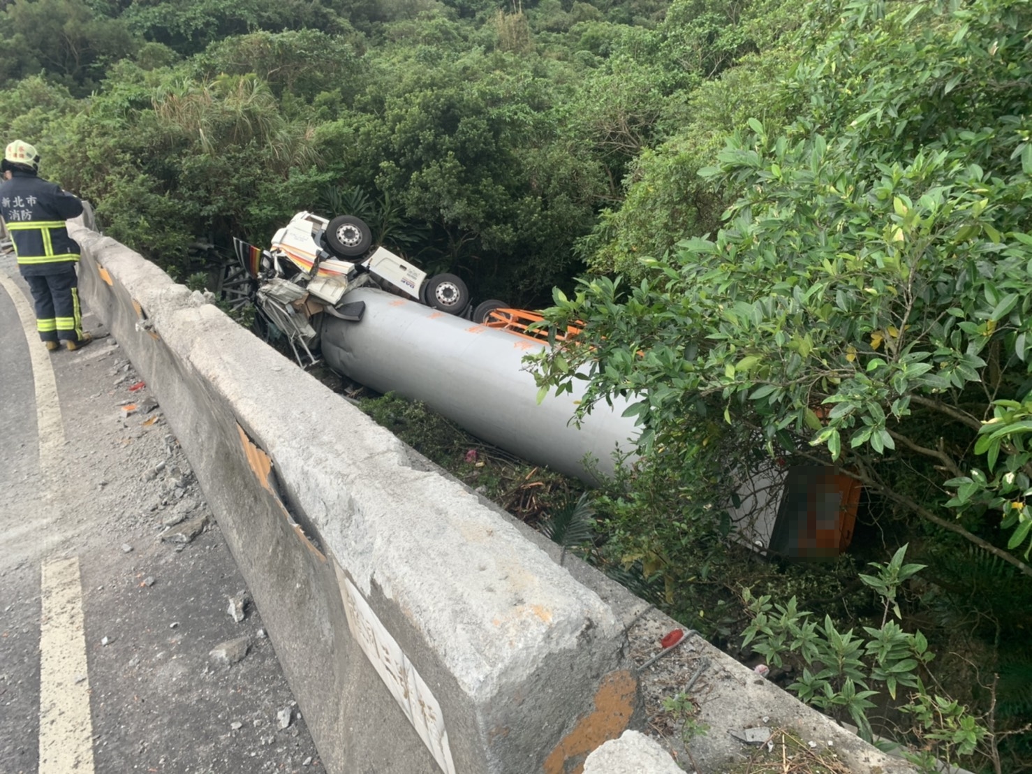 一部裝載液態氮槽車在貢寮區台2線彎道摔落邊坡。（翻攝畫面）