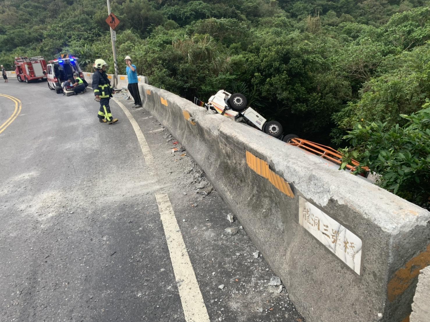 事故現場護被擦撞損壞，警消持續警戒中。（翻攝畫面）