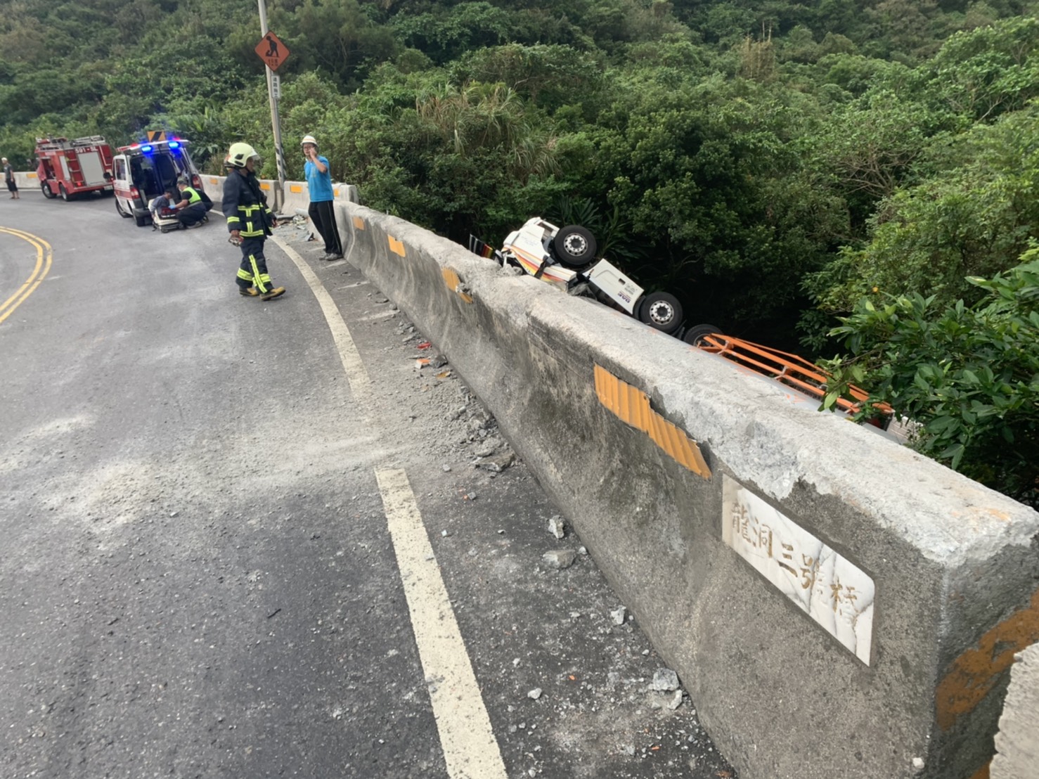 事故現場護被擦撞損壞，警消持續警戒中。（翻攝畫面）