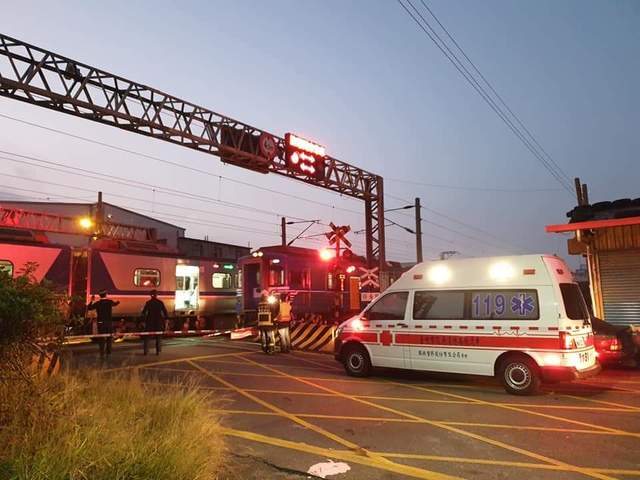 清水區海濱路平交道發生撞擊行人事故,救護車到場發現人已死亡。(翻攝畫面)