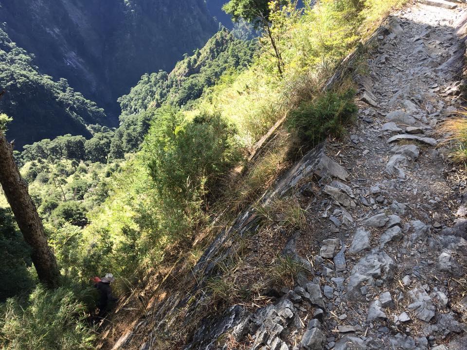 有民眾在玉山主峰線上沿途撒金紙，玉管處員工花數小時才清理乾淨。（翻攝自玉山國家公園臉書）