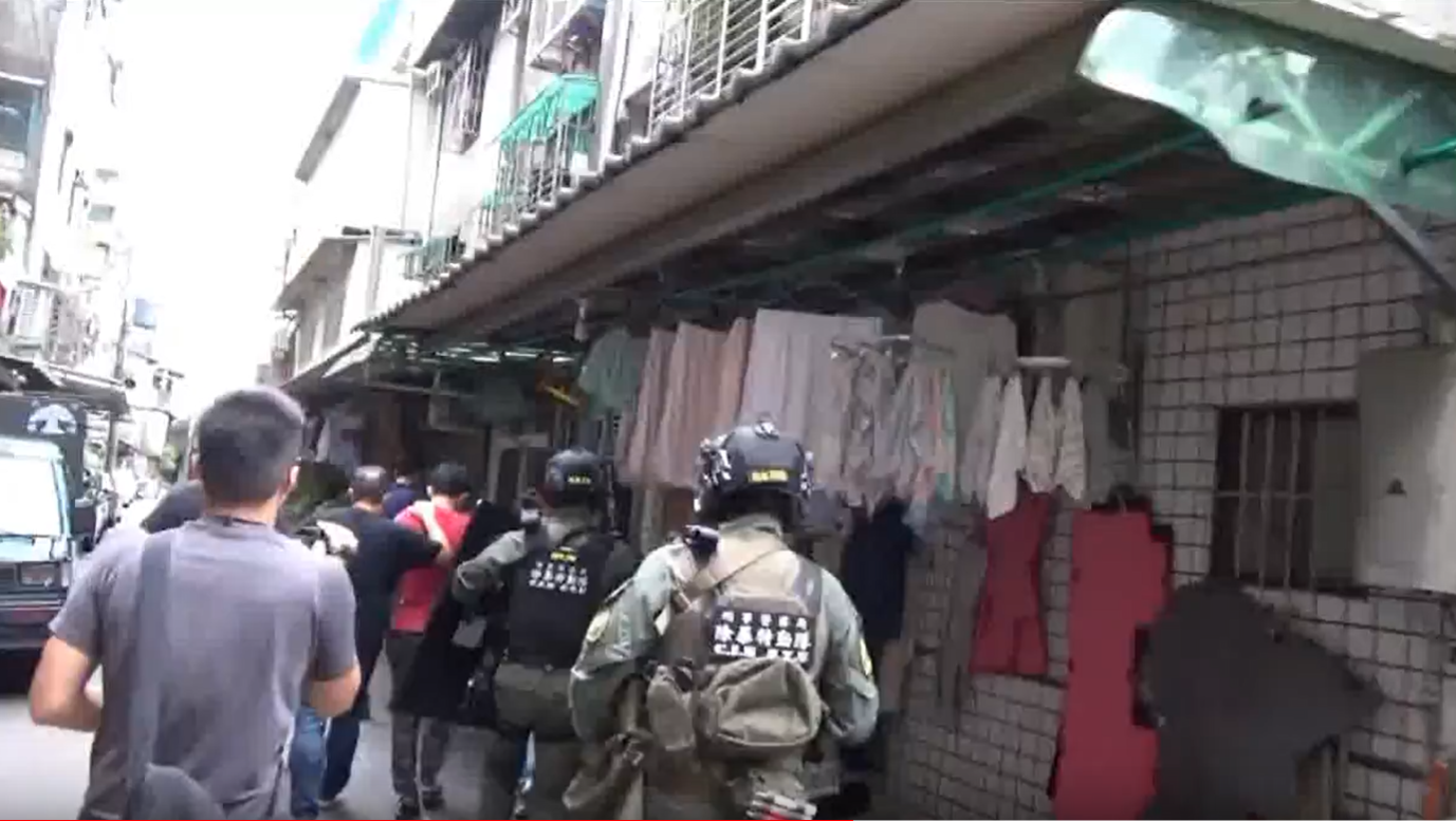 警方攻堅詐騙機房。（刑事局提供）