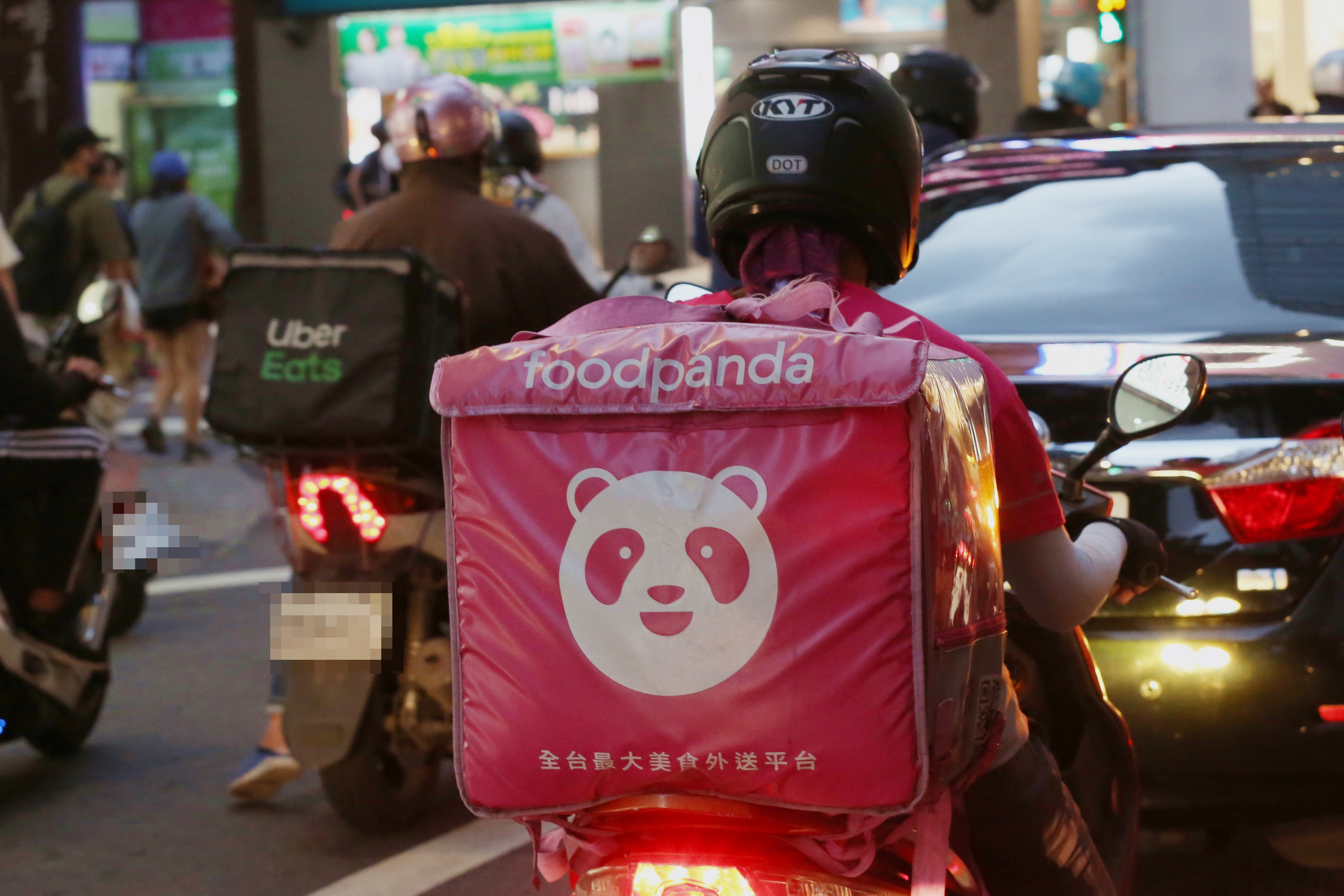 林姓菜販收到闖紅燈逃逸判決，他喊冤提起行政訴訟，最後新北地院法官審理認為，現今各大平台外送員很多，以大箱子為特徵比對車牌太薄弱，因此判林男免罰。（示意圖，照片非當事人）