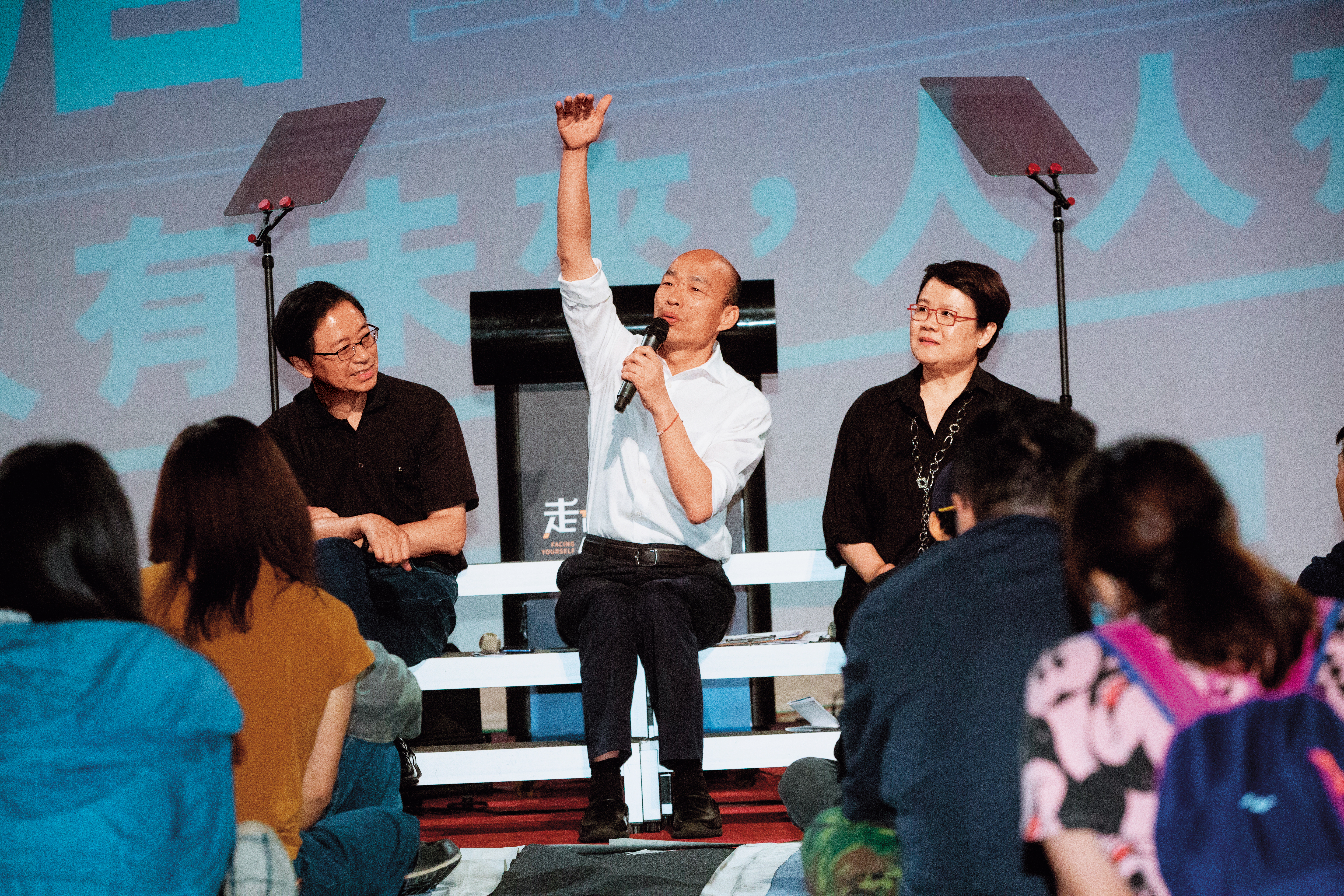 為複製去年高雄市長勝選模式，韓陣營全力布局空軍，首場青年論壇透過官方LINE及挺韓網紅號召近2萬人上線。