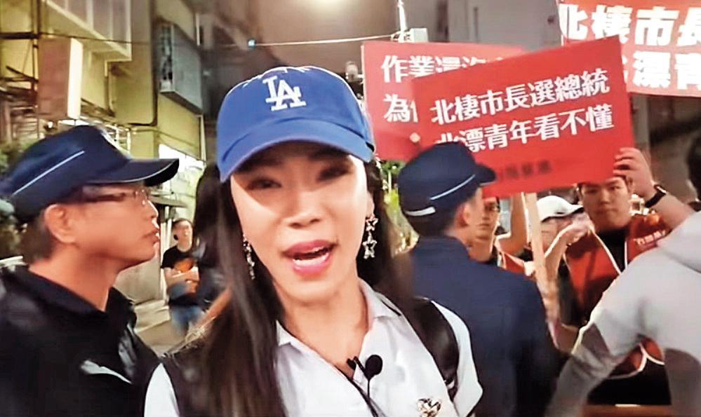 外型亮眼的高鈞鈞,常在韓國瑜造勢場合直播,官方臉書粉絲團的貼文,也有近10萬韓粉按讚。(翻攝鈞鈞YouTube)