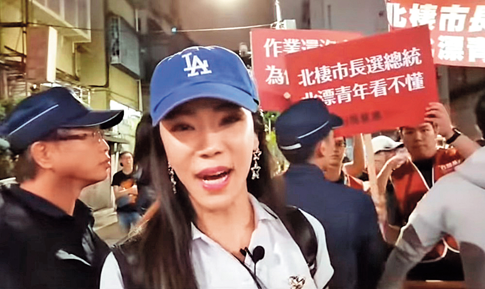 外型亮眼的高鈞鈞,常在韓國瑜造勢場合直播,官方臉書粉絲團的貼文,也有近10萬韓粉按讚。(翻攝鈞鈞YouTube)
