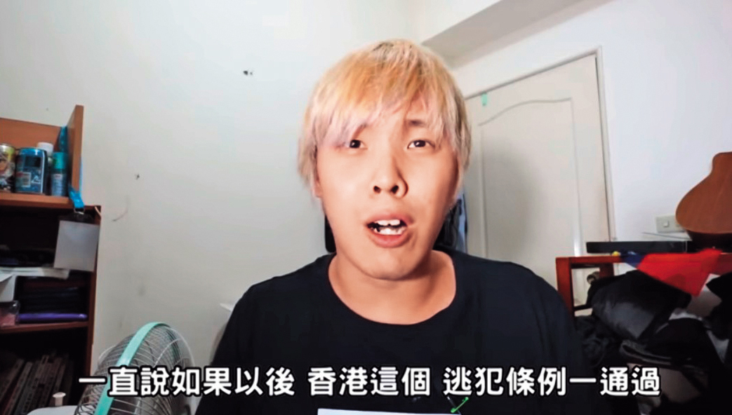 年約20多歲、染著一頭金色頭髮的「寒國人」，平時是爵士鼓老師，目前是挺韓YouTuber中訂閱數最多的網紅。（翻攝寒國人YouTube）