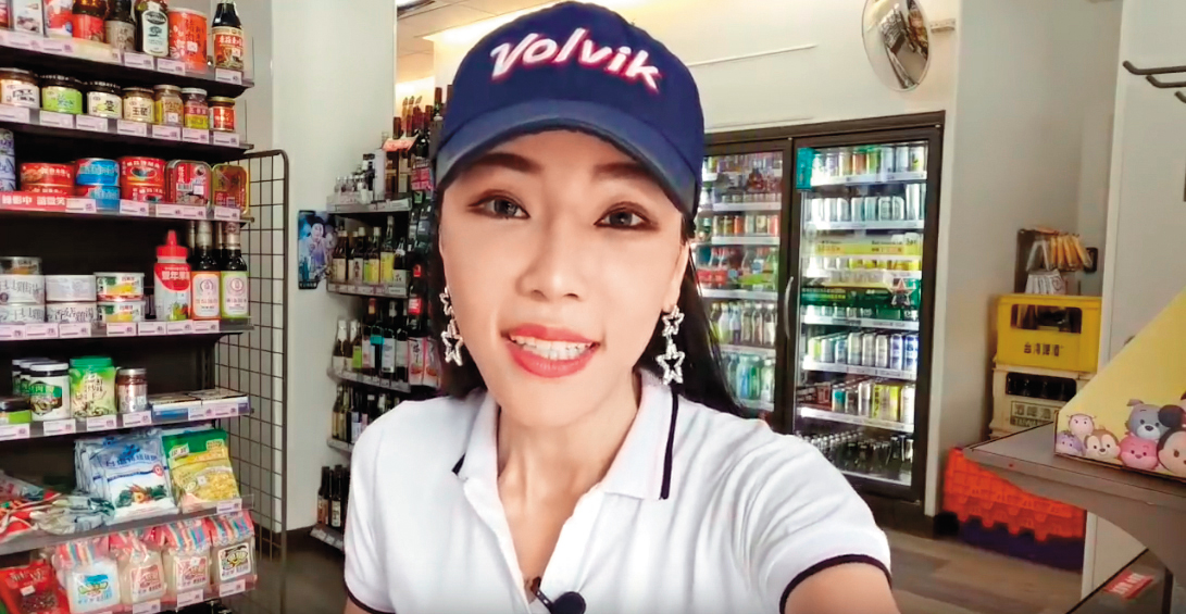 外型亮眼的高鈞鈞，常在韓國瑜造勢場合直播，官方臉書粉絲團的貼文，也有近10萬韓粉按讚。（翻攝鈞鈞YouTube）