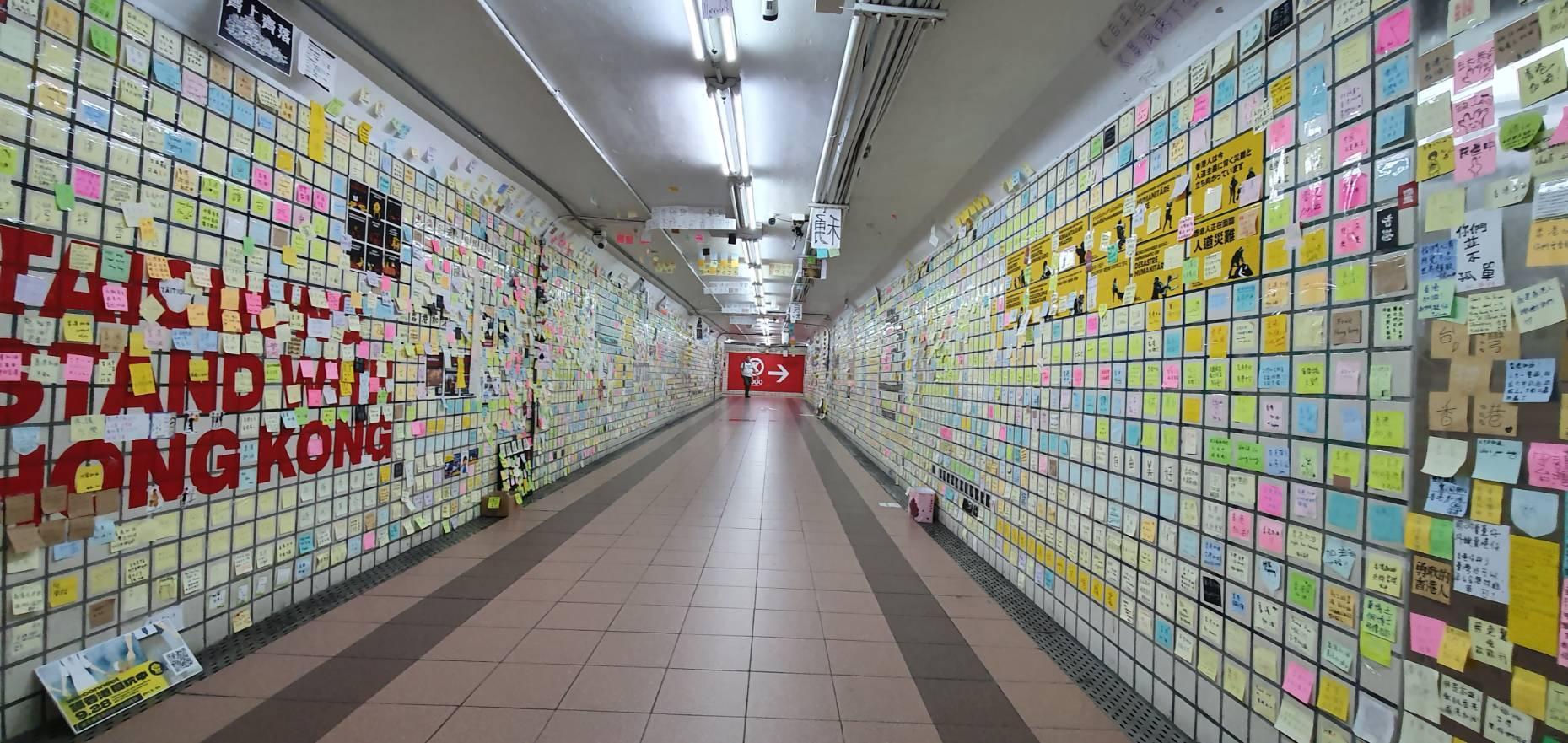 台中SOGO商圈地下道的連儂牆(Lennon Wall),今年8月設立,主要聲援香港反送中運動。(翻攝)