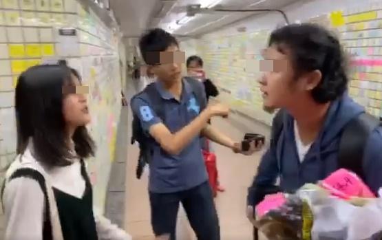 破壞連儂牆的胡姓男子,遭熱心民眾喝斥,還大言不慚的反咬對方妨害自由。(翻攝 陳致豪臉書)