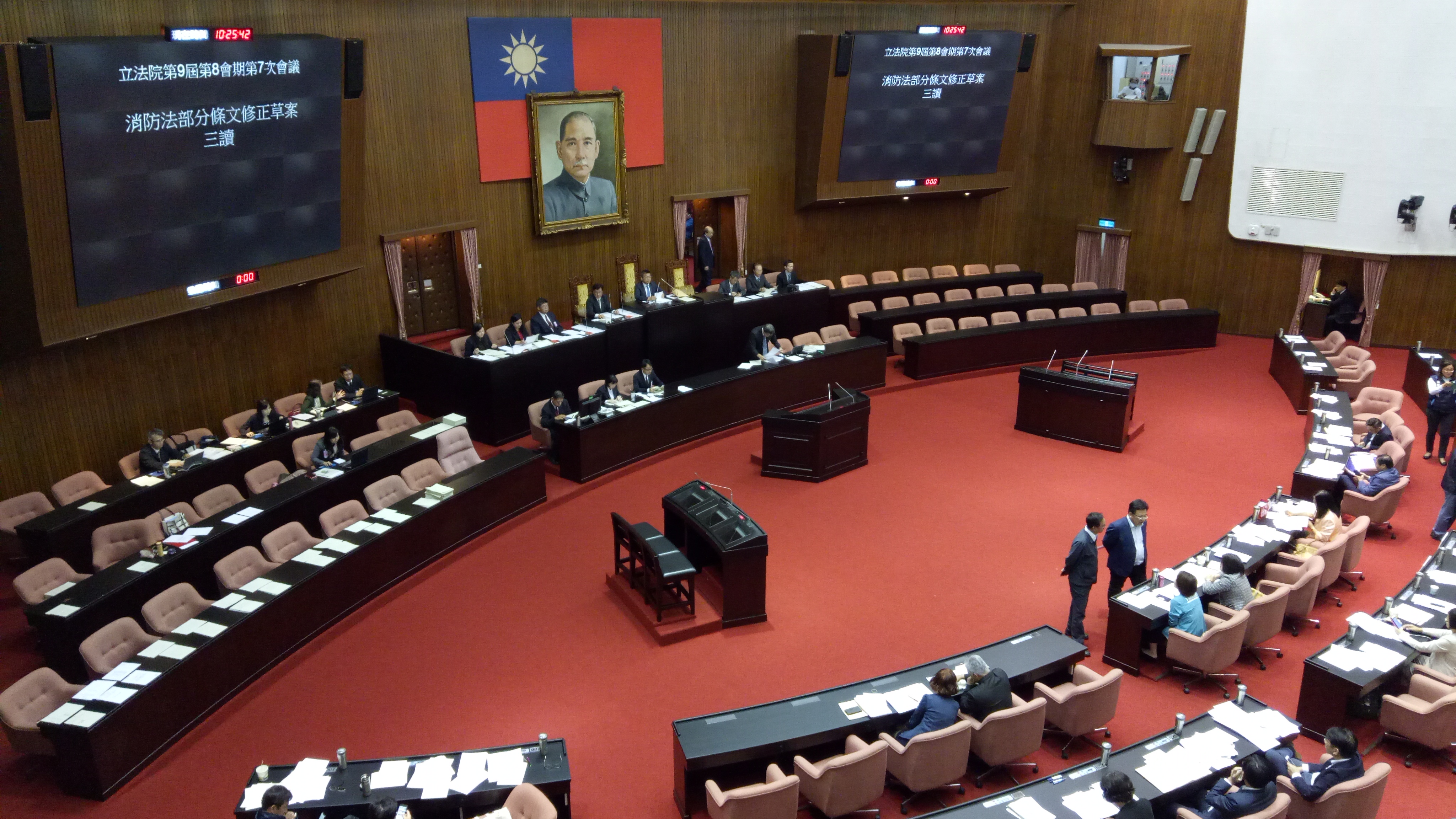 立法院今三讀《消防法》，讓消防員「生命三權」入法。