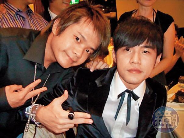 李冠億（左）利用與周杰倫（右）、曹格、浩子等名人的合照，宣稱自己是藝人的好友，取得被害者信任之後，再趁機詐財。（讀者提供）